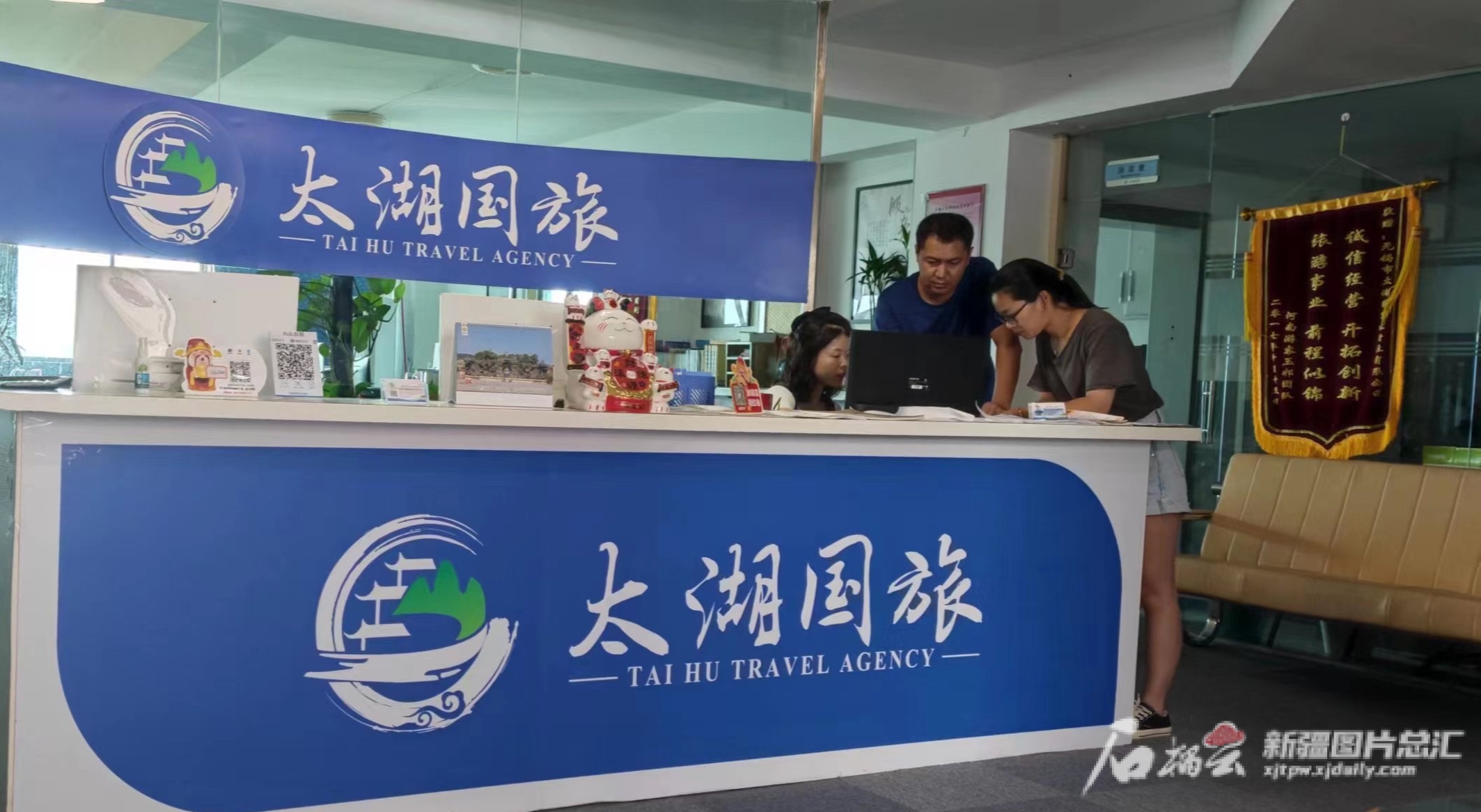 6月28日，雪合拉提在公司与员工梳理最近的订单。本人供图