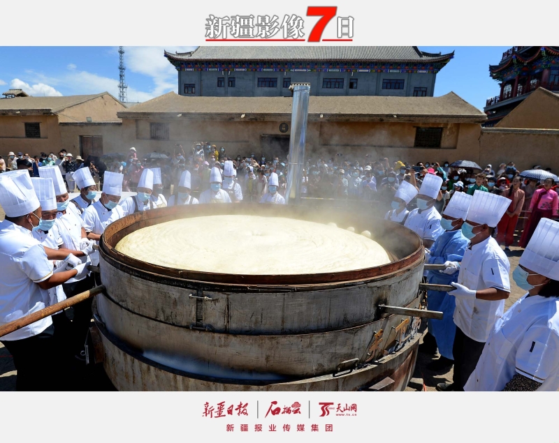 超级蒸笼亮相美食节 ——7月30日，巴里坤哈萨克自治县举办第九届美食文化节，县城文博园景区、清代粮仓大院内直径2.8米的超级大蒸笼和高1.8米直径2米的大火锅，吸引众多游客围观，厨师们在现场制作特色美食蒸饼、土火锅供游客免费品尝。张建刚摄