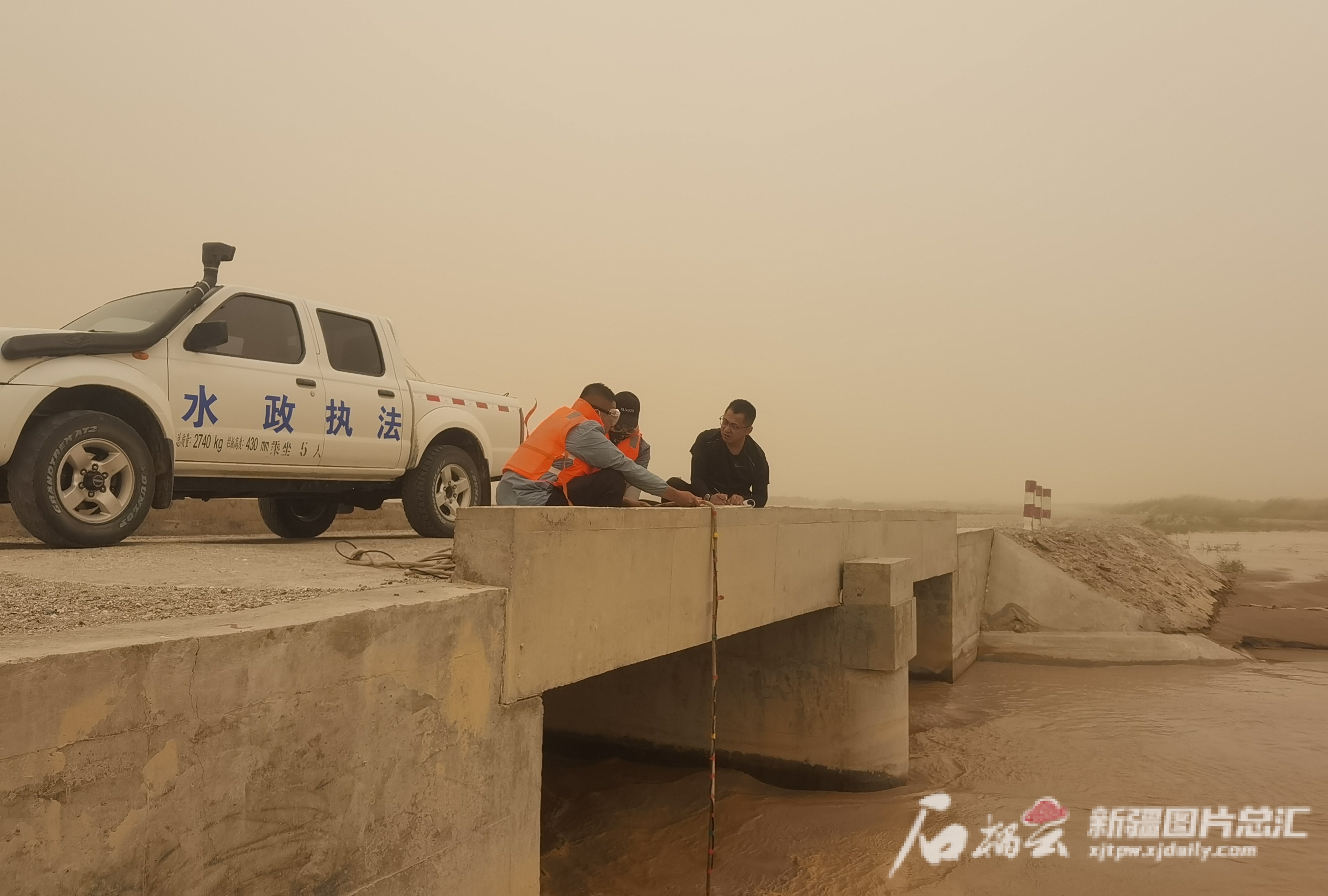 8月21日，漫天沙尘里，章瑜和同事们正在监测水量。图片由本人提供