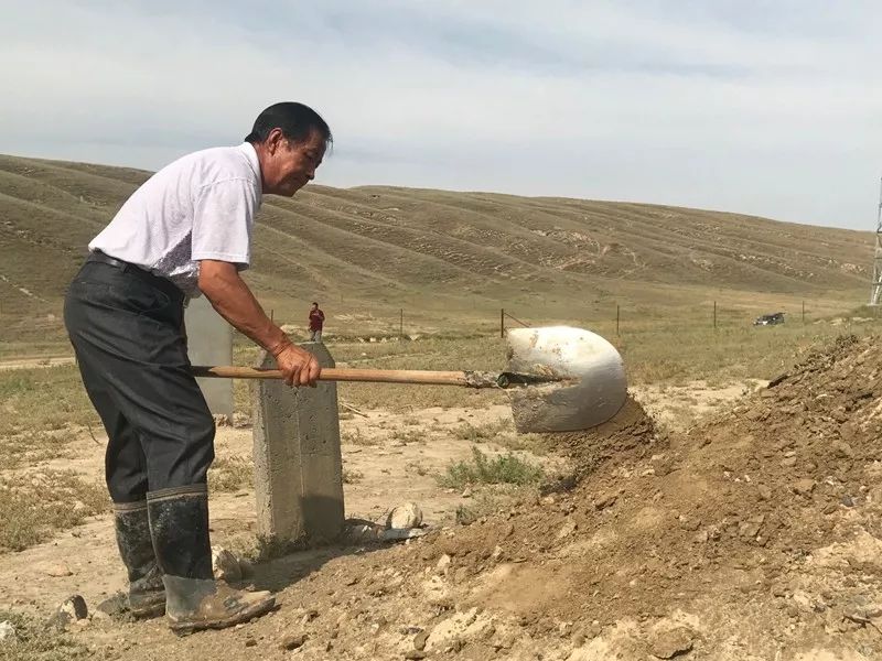 新疆：他们为英烈守墓，从青丝到白头