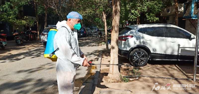 吐鲁番市高昌区老城街道滨湖社区香榭里广缘居小区志愿者闻庆民正在小区环境消杀。闻庆民供图