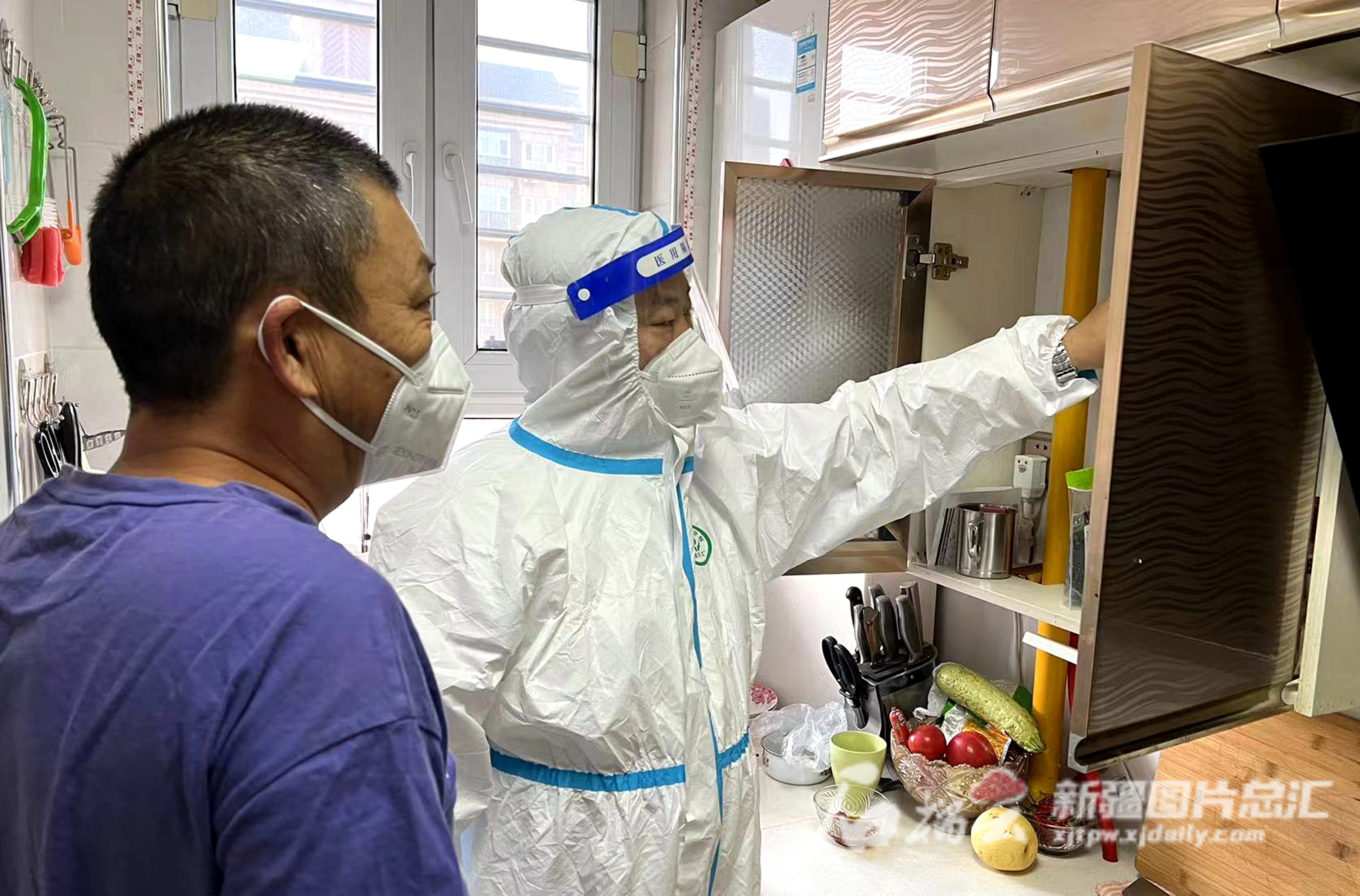 蒋警官在居民家为天然气表充值。受访者供图
