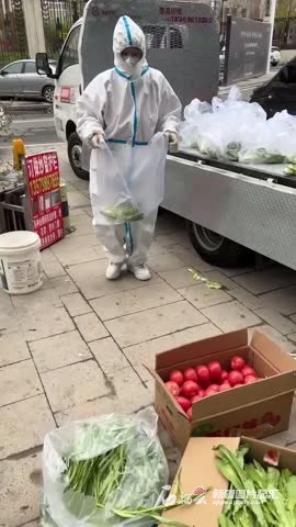 蒋警官特意在这处保供点为小区70岁以上老人采购爱心蔬菜包。受访者供图