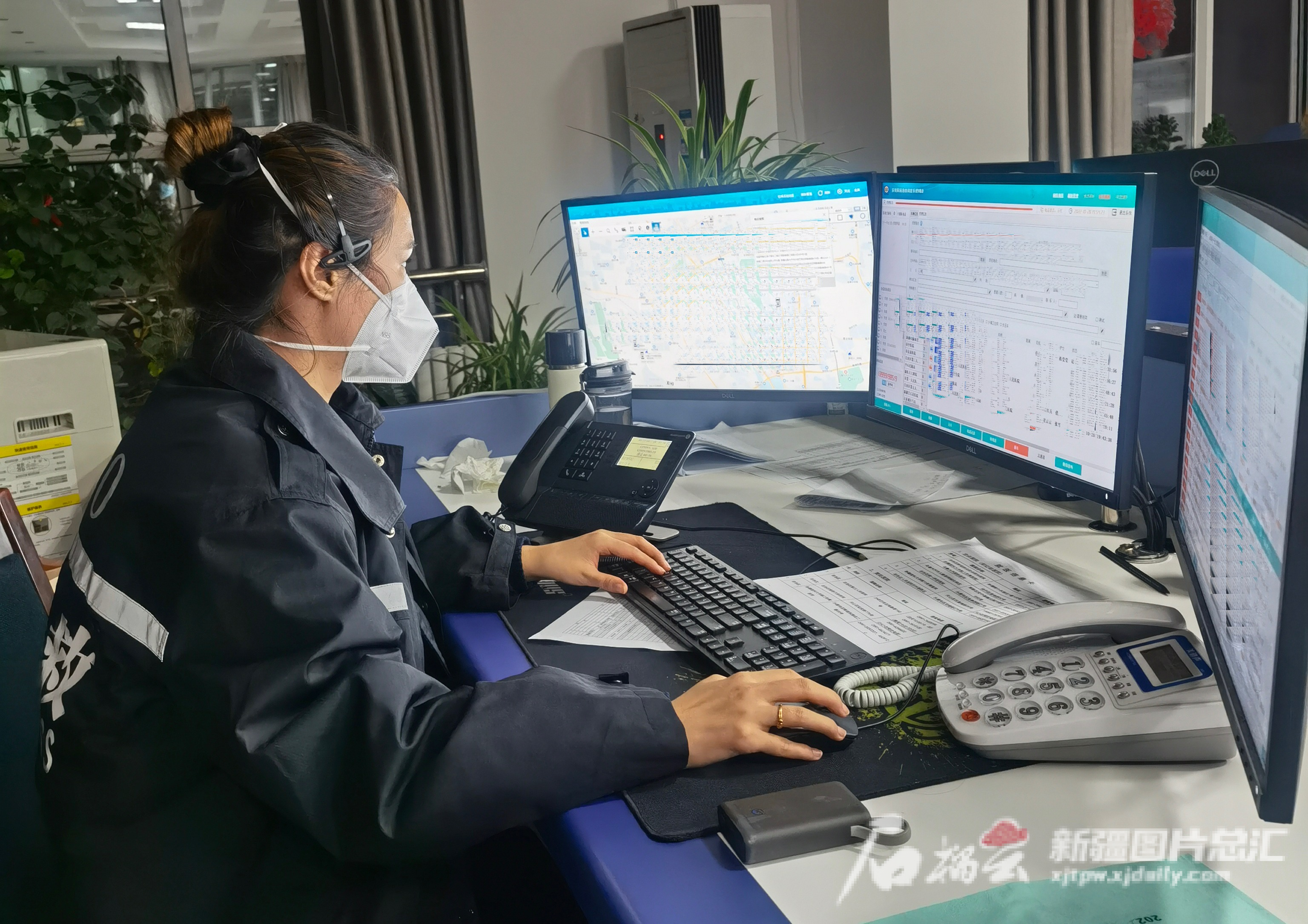 乌鲁木齐市120急救中心工作人员协调派车等问题。 戚如华摄
