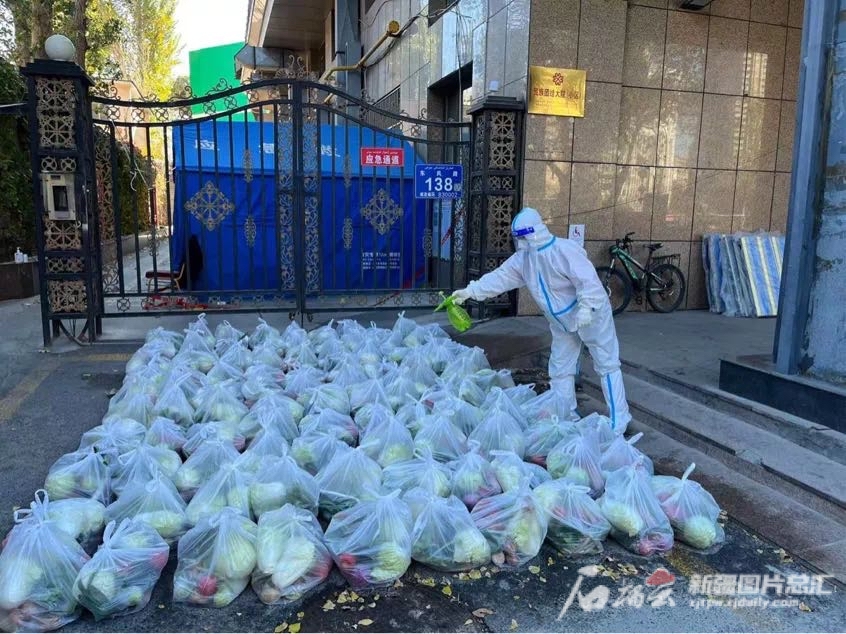 玛丽亚·伊明肉孜在为蔬菜包消毒。本人供图