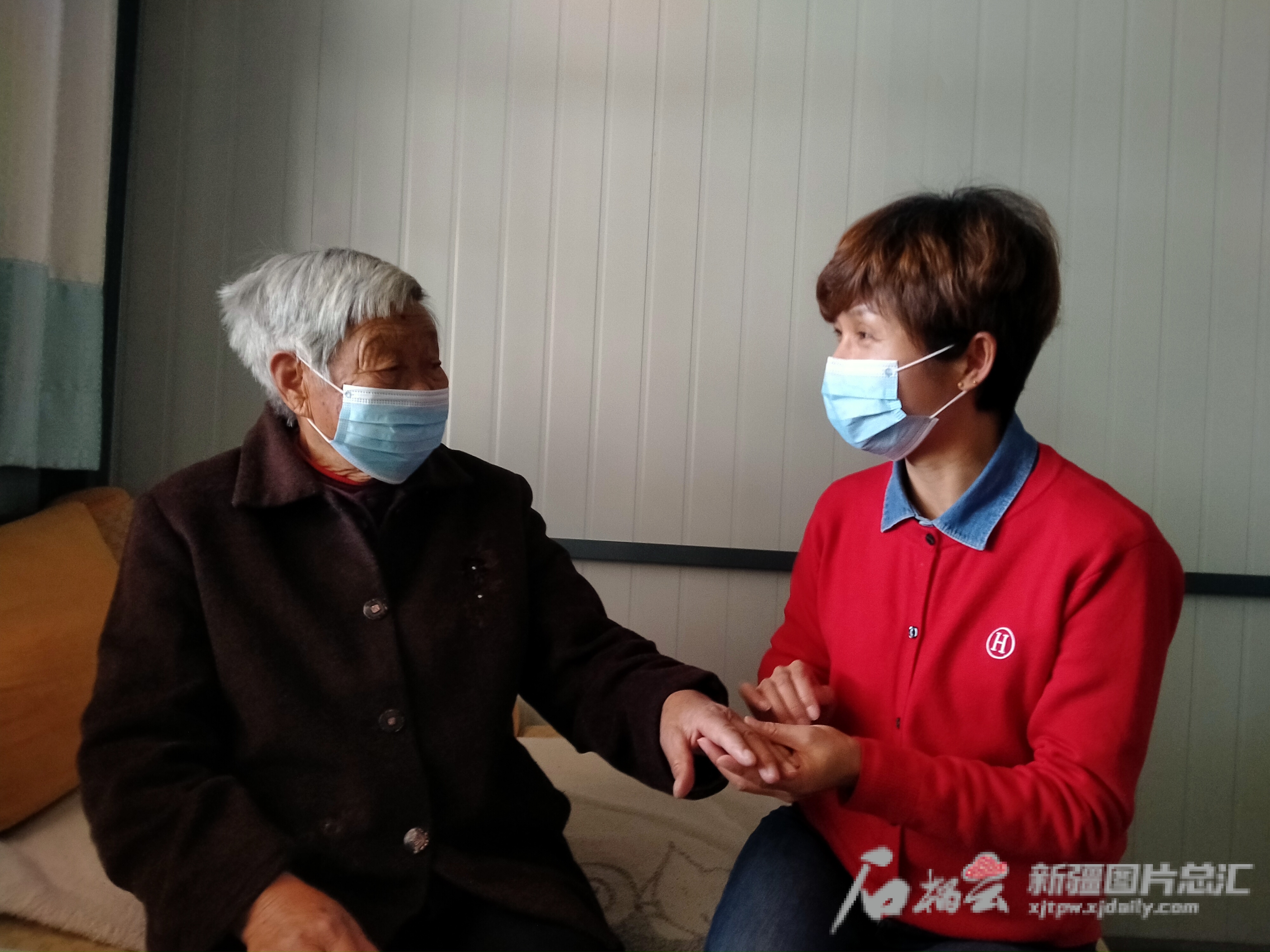 塔城地区乌苏市移动分公司驻头台乡沙枣窝子二村“访惠聚”工作队第一书记、工作队队长王晶晶看望村民邰孝秀。王新贫摄