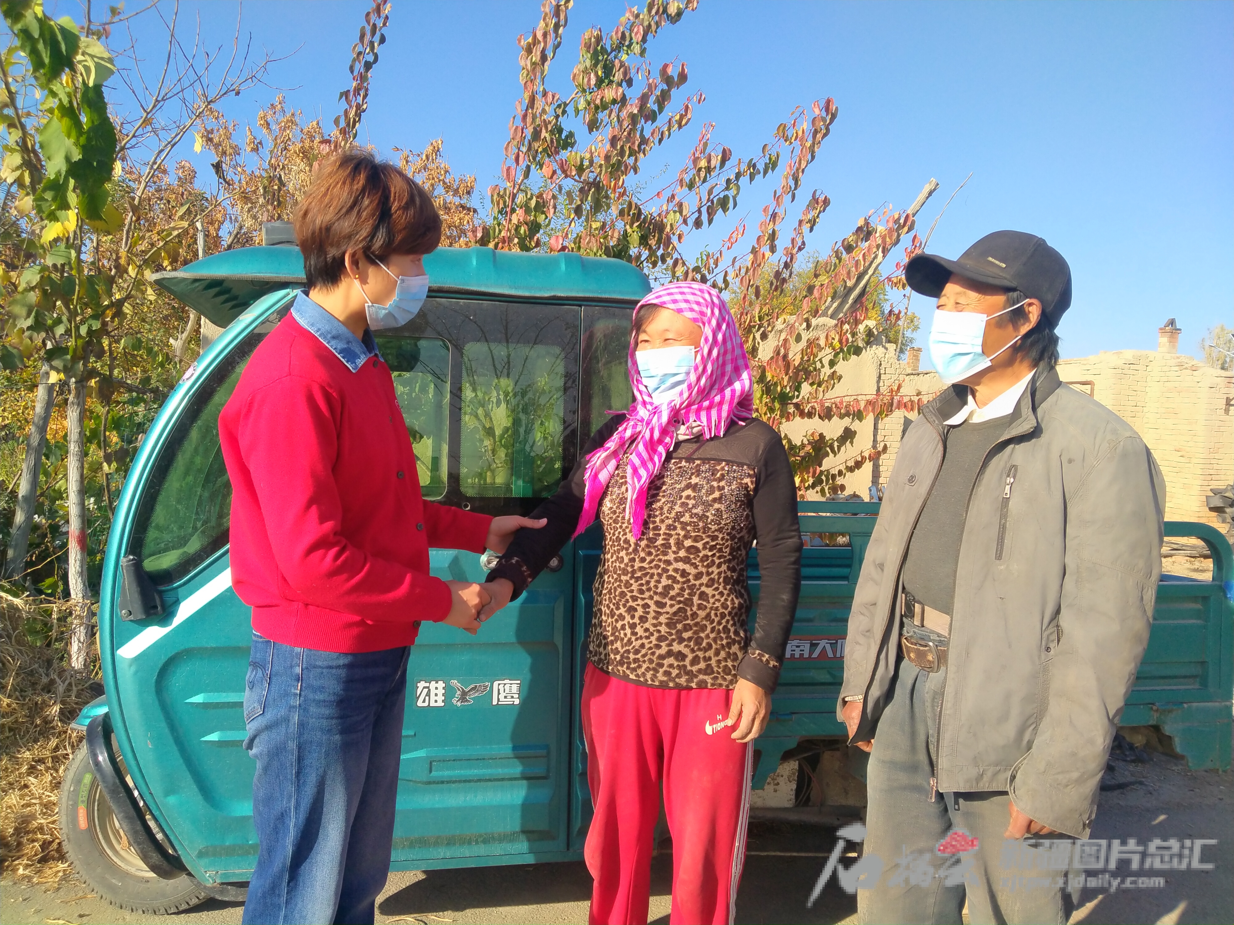 塔城地区乌苏市移动分公司驻头台乡沙枣窝子二村“访惠聚”工作队第一书记、工作队队长王晶晶到地头了解群众诉求。王新贫摄