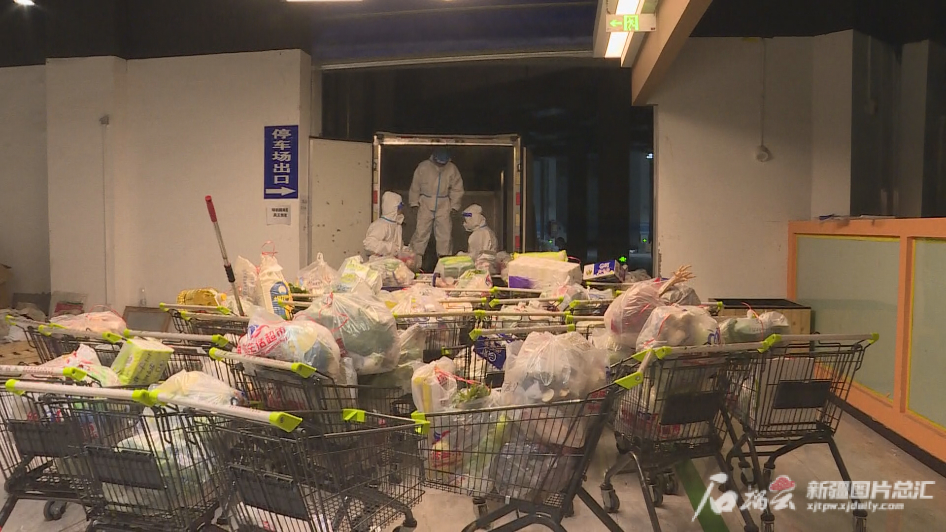 乌苏市明盛优生活超市员工清点订单并装车。王兆云摄