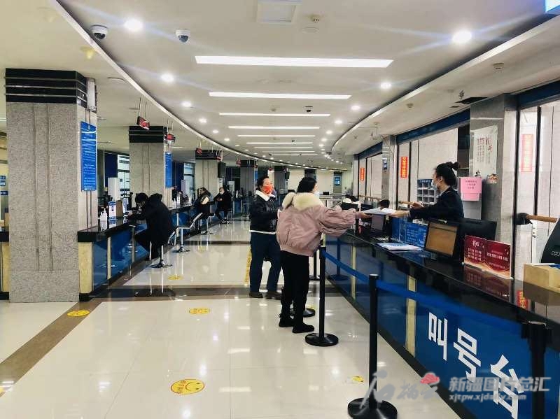 群众在昌吉回族自治州政务服务和公共资源交易管理局办理业务。（昌吉州政资局提供）