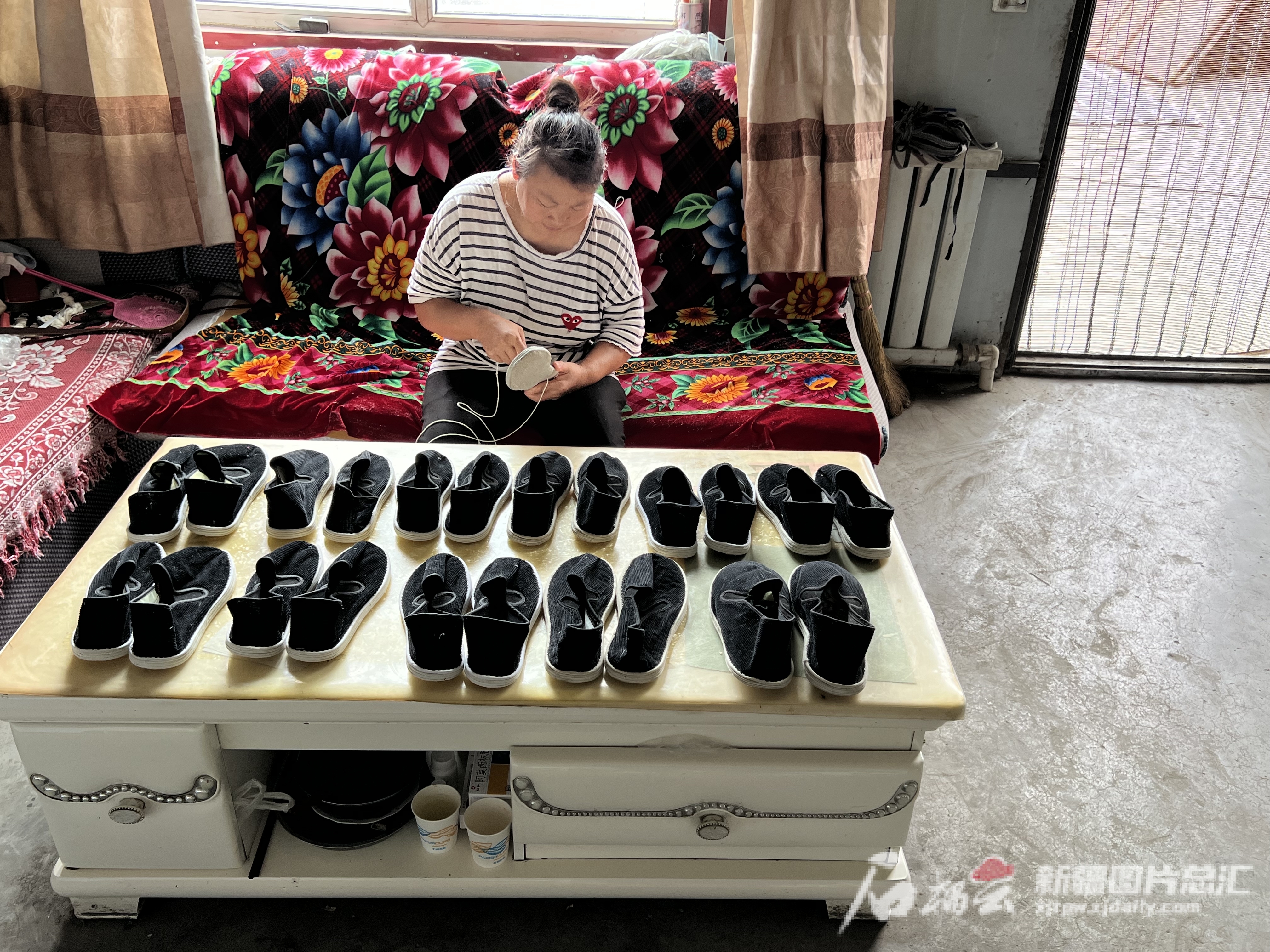 乌苏市台头乡杨家庄子村村民魏云红正在做手工布鞋。赵开荣摄