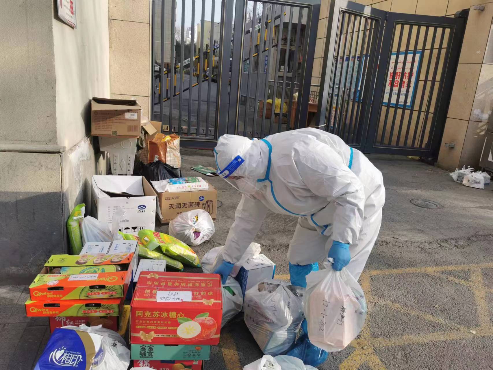 食品药品环境犯罪侦查局党员民警正在为居民配送生活物资。