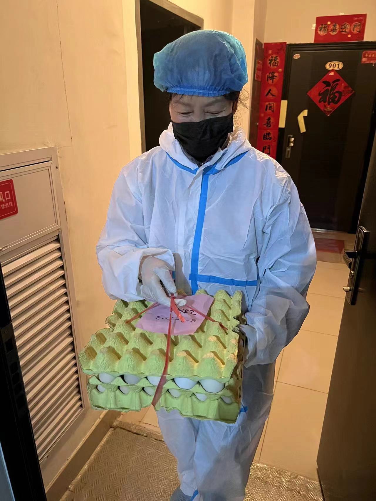 离退休干部包建华积极响应号召，投身疫情防控一线，为群众配送生活物资。