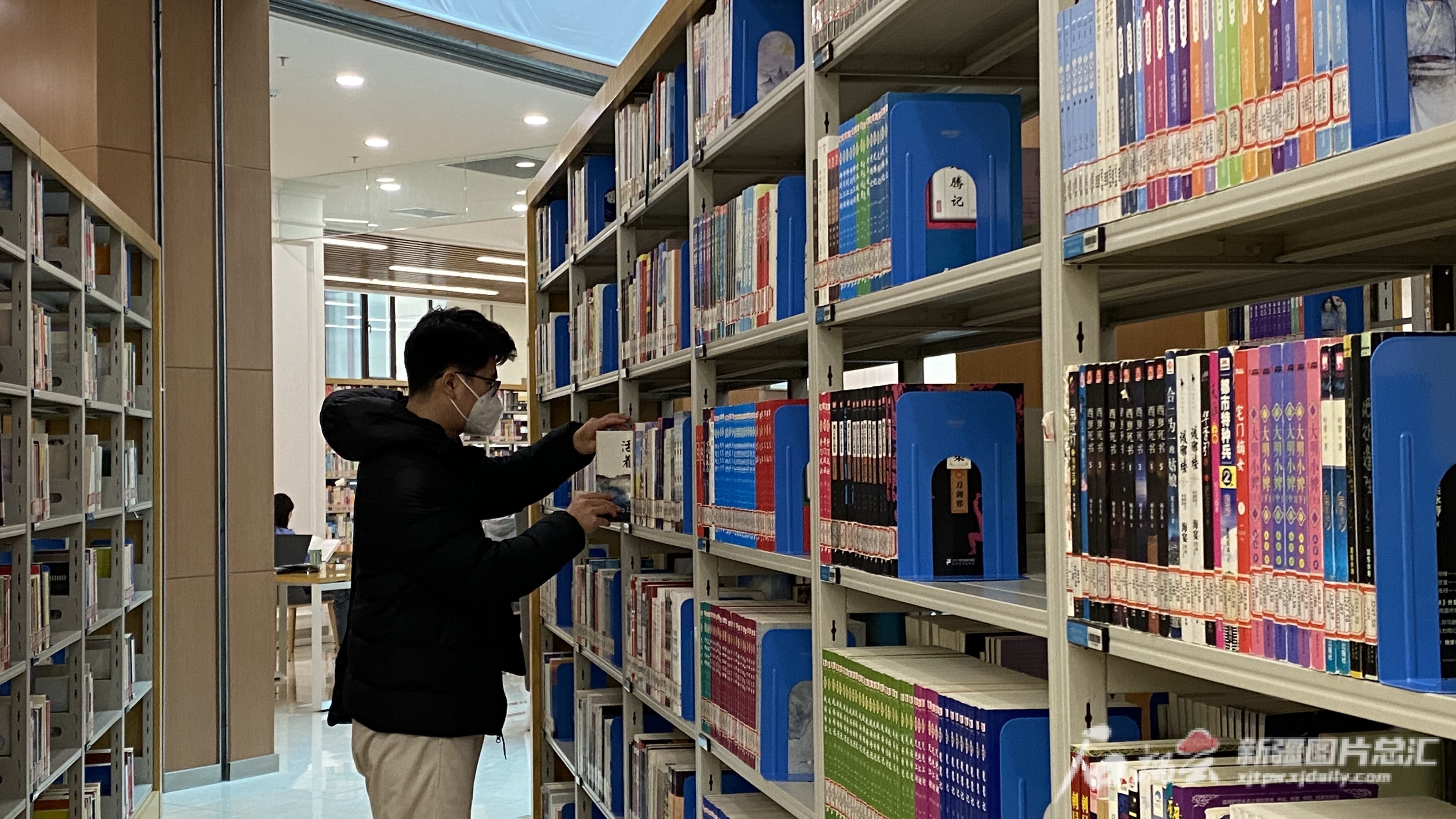 12月7日，新疆图书馆恢复开放，读者有序进馆，挑选书籍。石榴云/新疆日报记者 阿依夏木古丽·阿布拉摄