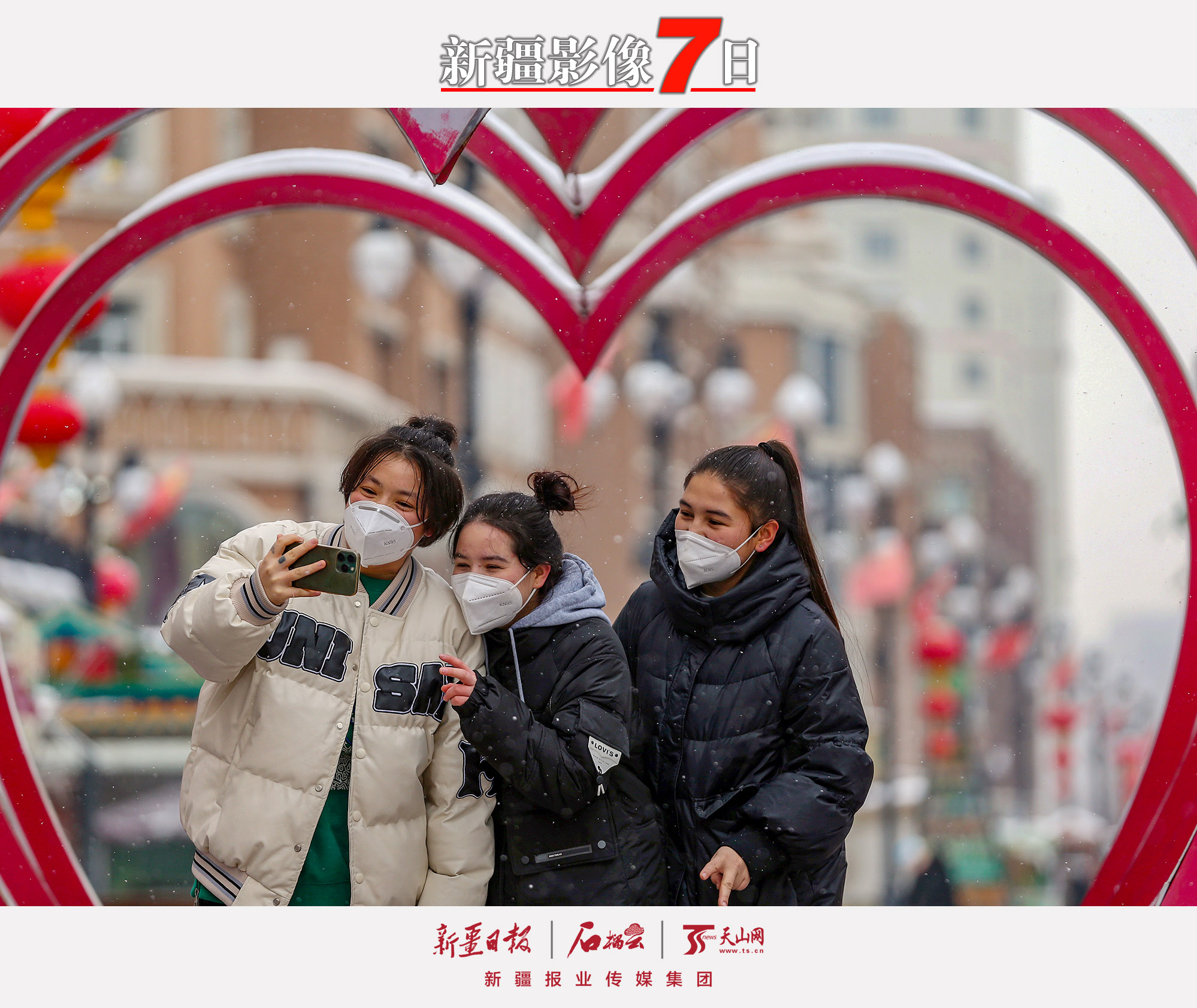 12月6日，市民在新疆国际大巴扎步行街合影留念。虽然天气寒冷，但人们游览新疆国际大巴扎的热情不减。石榴云/新疆日报记者李瑞摄