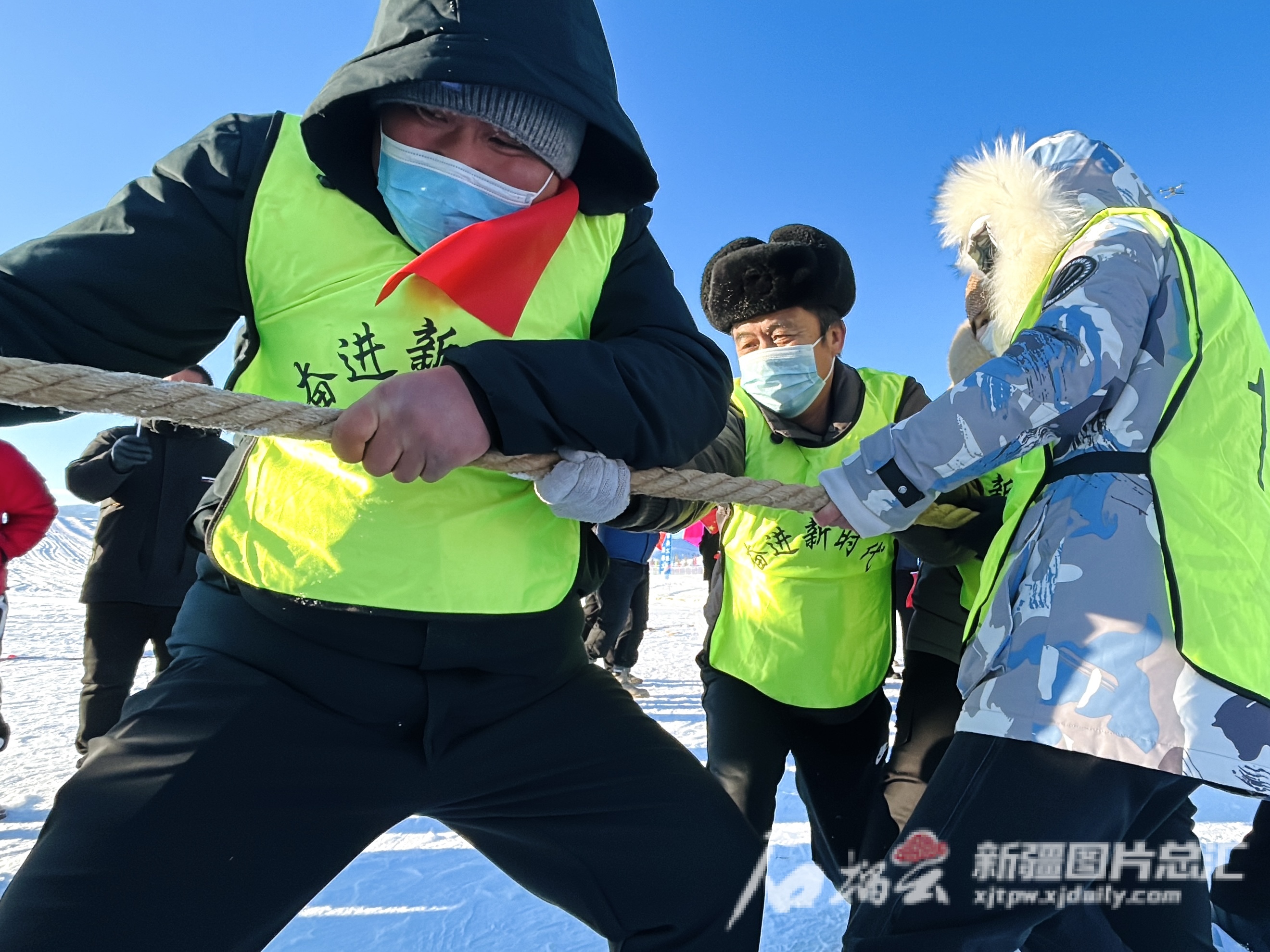 在“第九届全国大众冰雪季·雪耀新疆”新疆主会场启仪式上，当地群众在参加雪地拔河比赛。石榴云/新疆日报记者加孜拉·泥斯拜克 摄