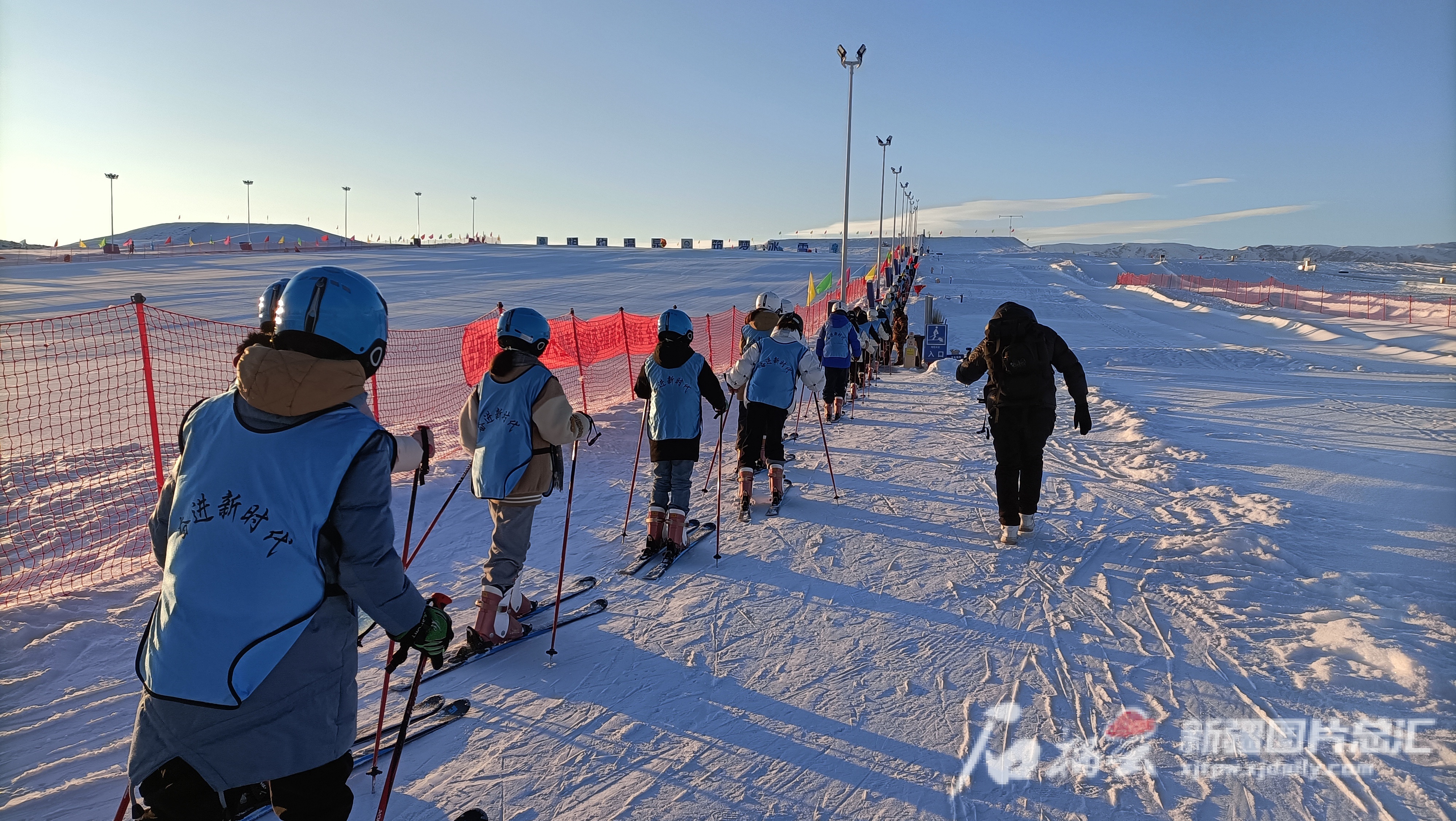 在“第九届全国大众冰雪季·雪耀新疆”新疆主会场启动仪式上，当地青少年在参加滑雪比赛。 石榴云/新疆日报记者加孜拉·泥斯拜克 摄