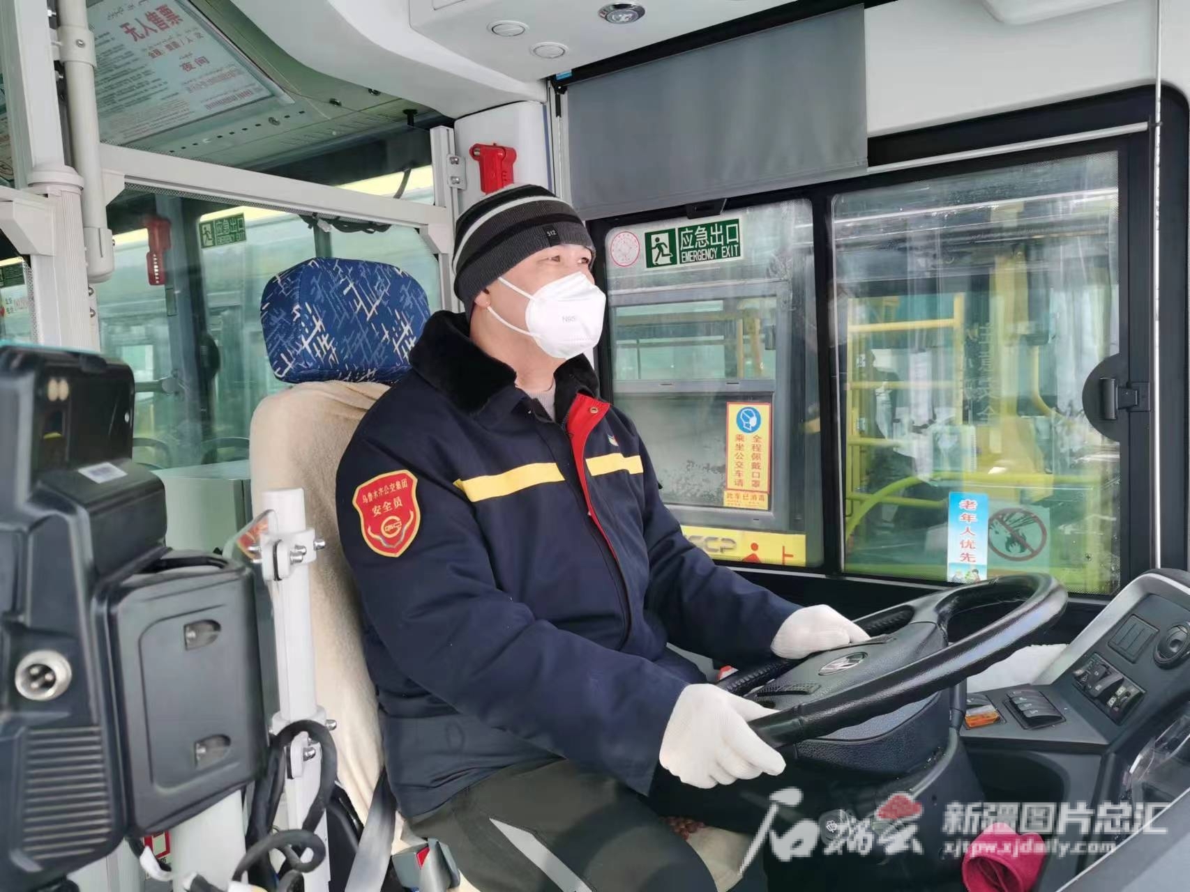 1月24日，翟崇山驾驶33路公交车缓缓驶出停车场。尹璐摄