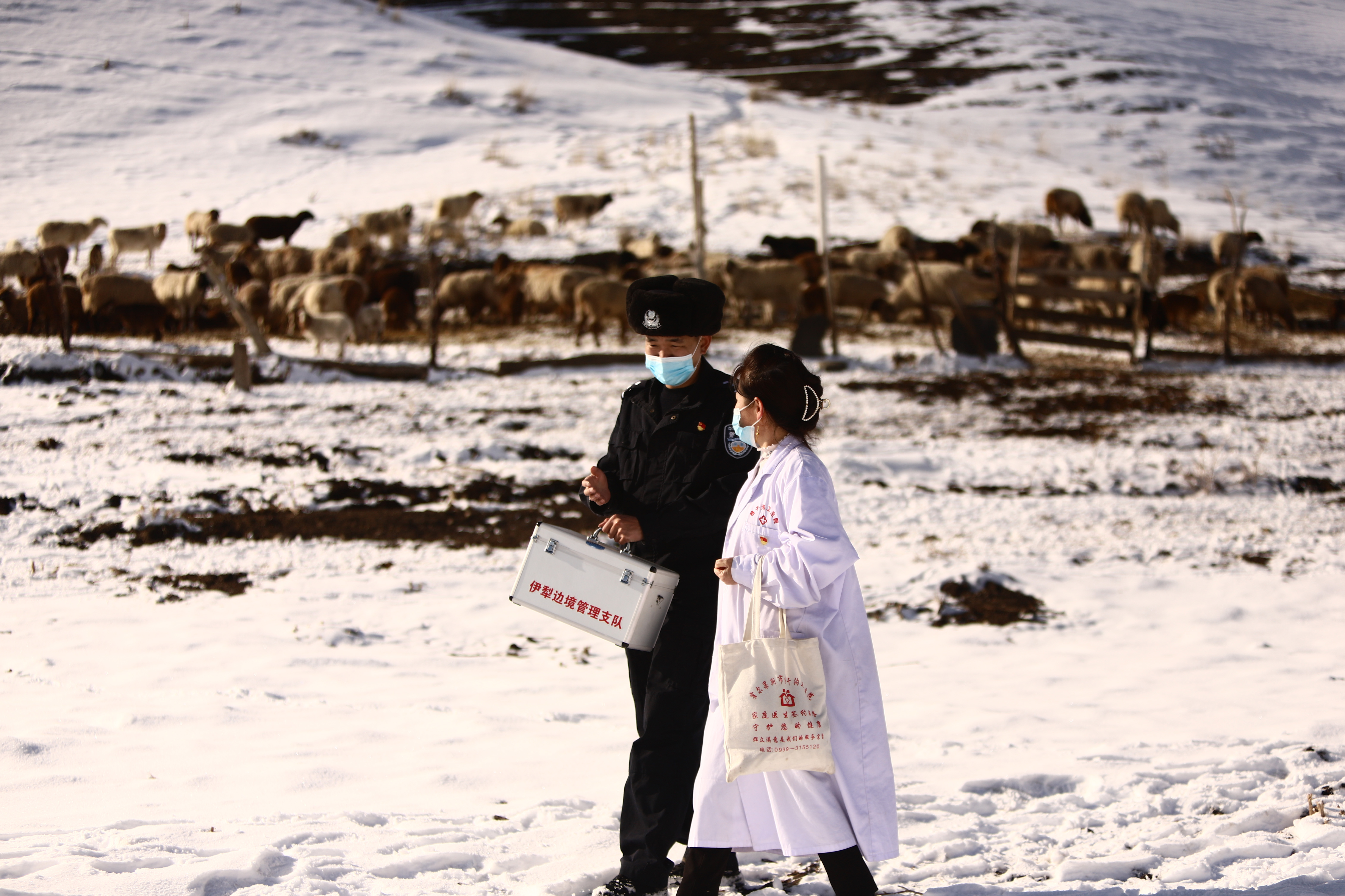 图二：图为民警与医生正在前往边境山区牧民家中送诊。.jpg