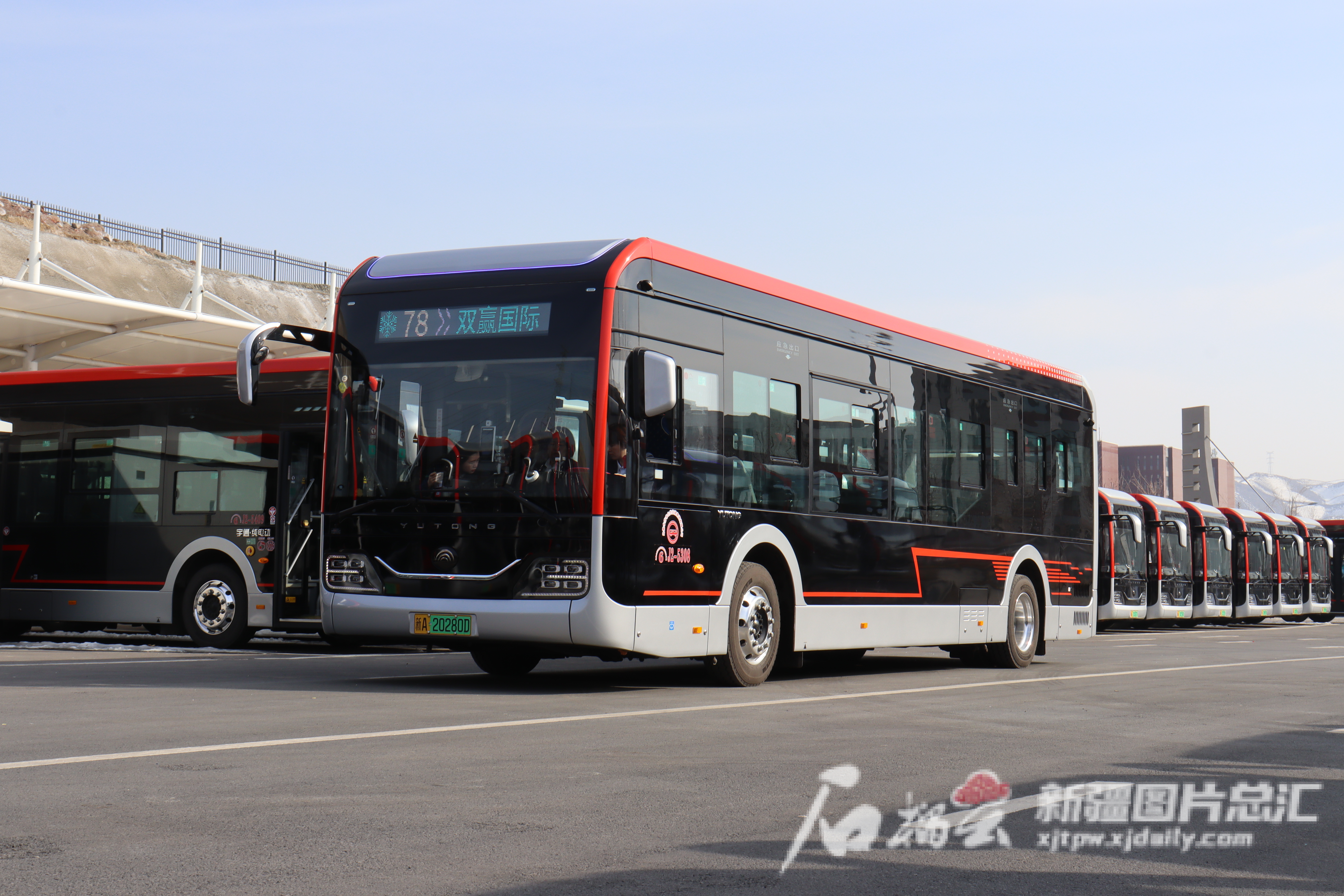 乌鲁木齐市104路等5条公交线路上线190辆新能源纯电动公交车-天山