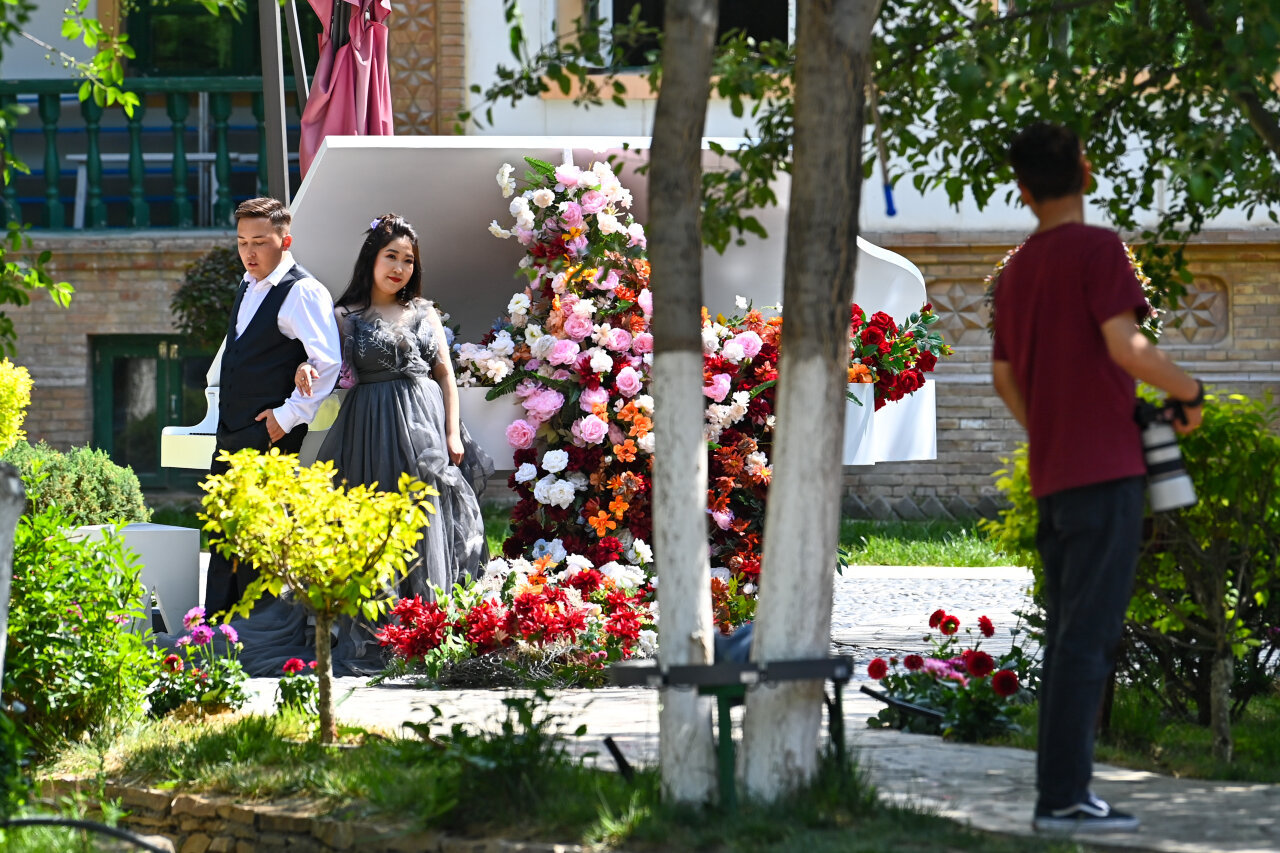 游客在伊宁市六星街拍摄婚纱照（5月19日摄）。