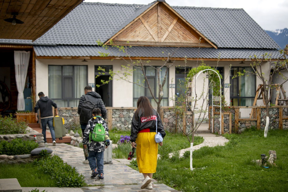 5月20日，游客在位于那拉提镇的一家民宿入住。（摄影：新华社记者王菲）