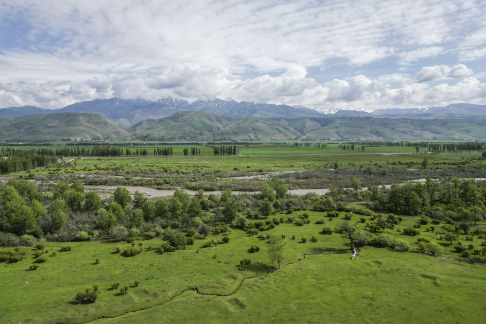 5月20日拍摄的那拉提河谷草原风光（无人机照片）。（摄影：新华社记者郝昭）
