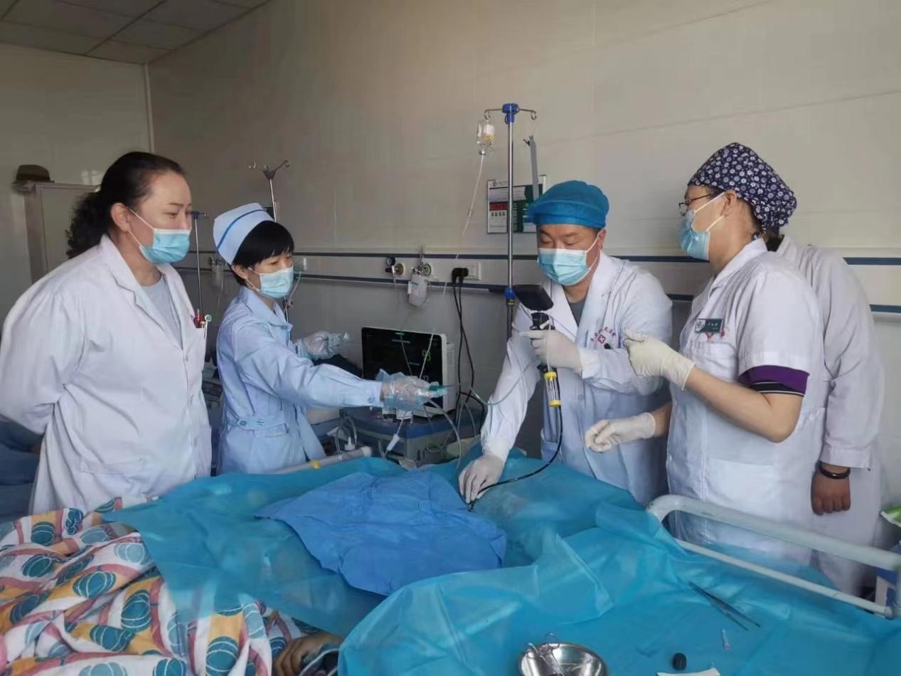 2岁男童苹果卡喉窒息 门诊医生海姆立克法成功救治-汉滨区第三人民医院