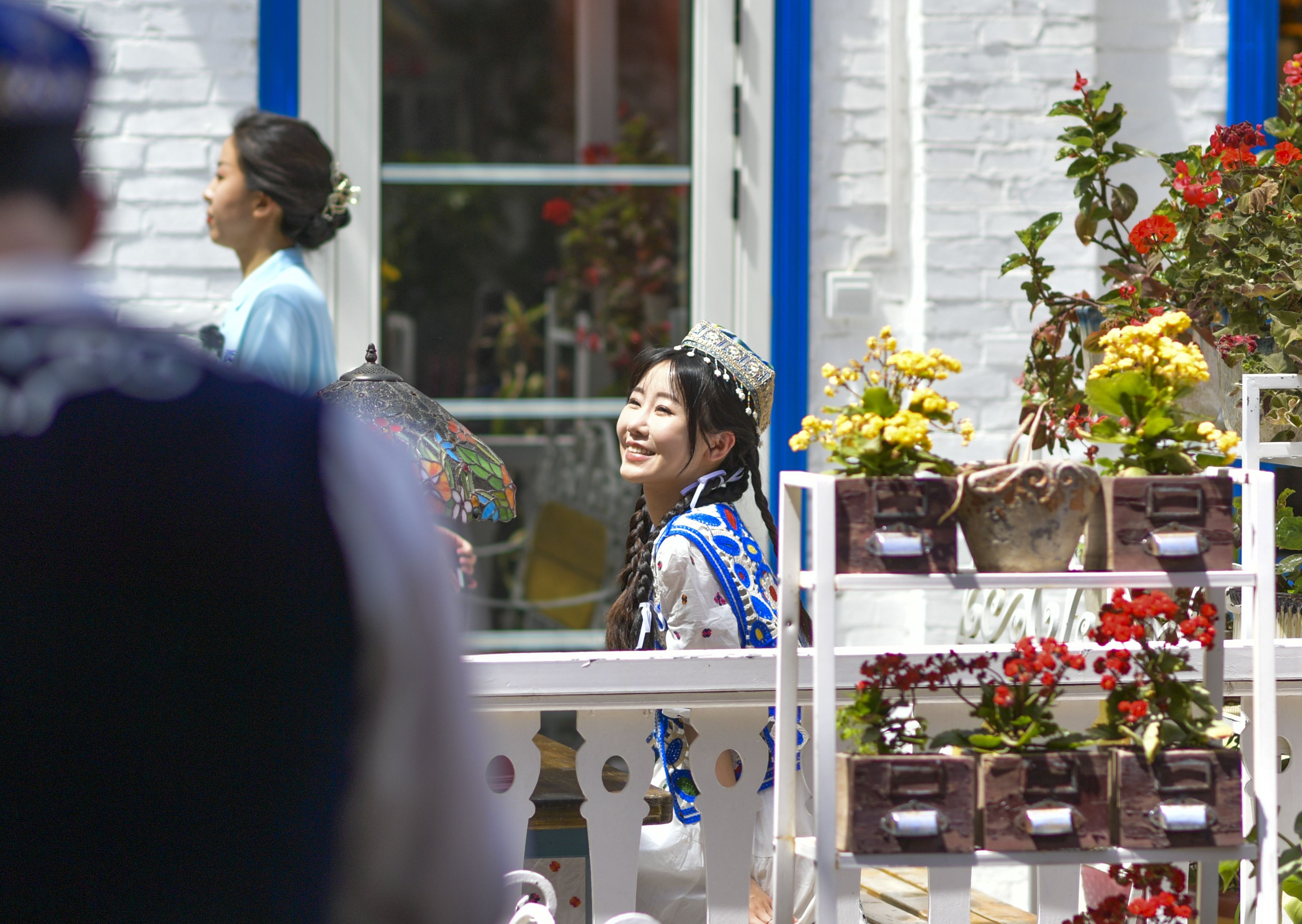 游客在伊犁哈萨克自治州伊宁市六星街拍照留念（5月18日摄）。（摄影：新华社记者王菲）