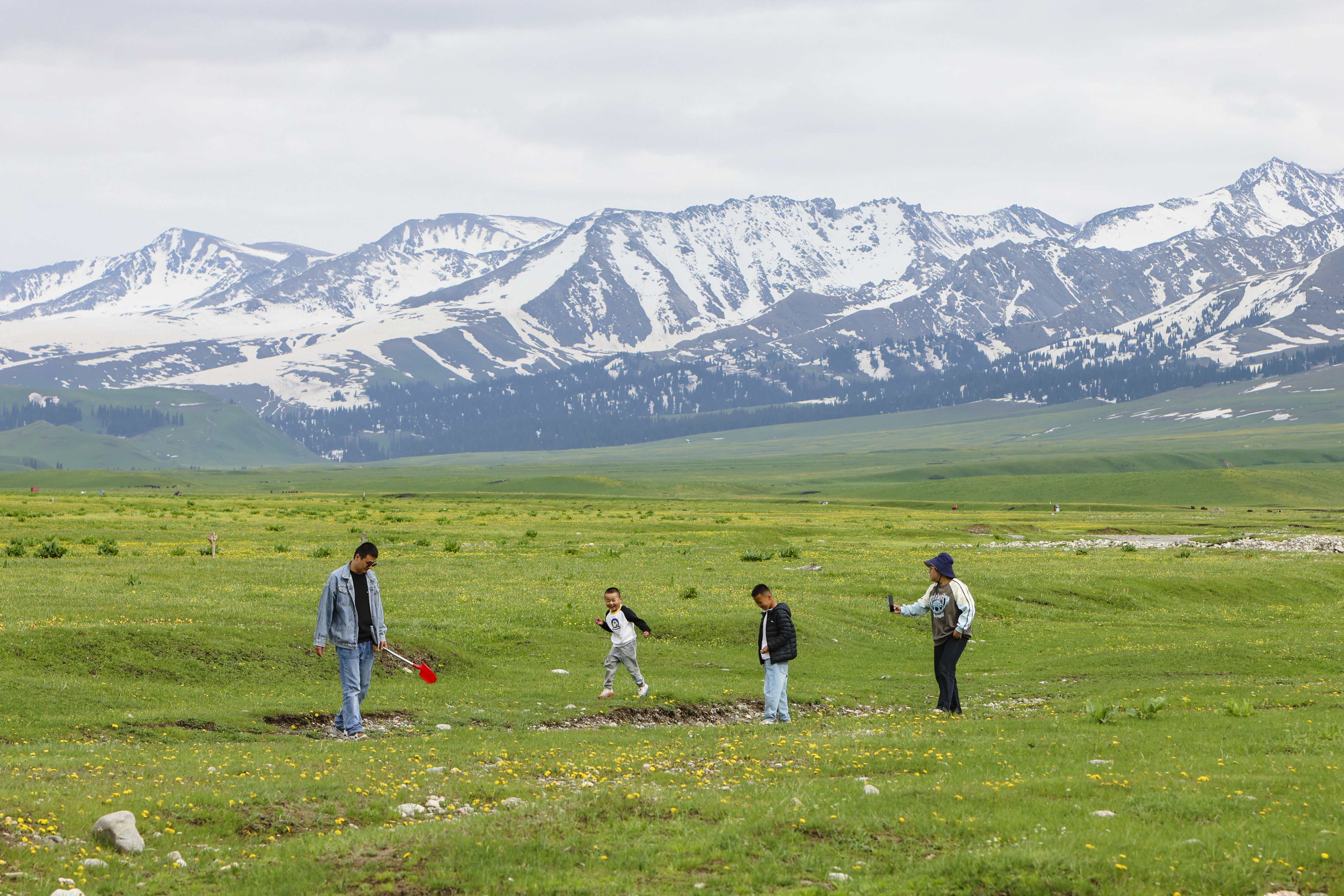 新疆旅游人物照片图片