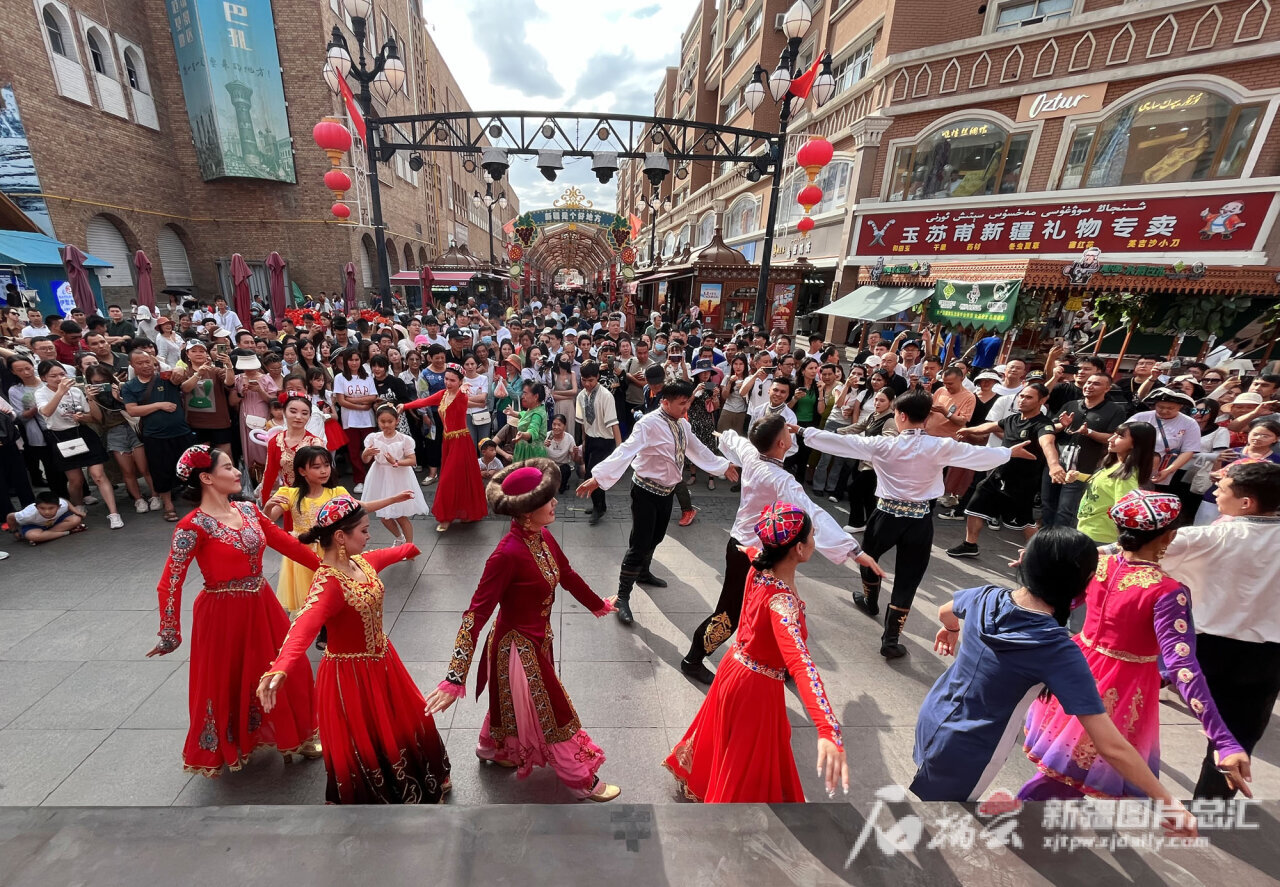 和田市：各族群众游客载歌载舞欢庆古尔邦节 -天山网 - 新疆新闻门户