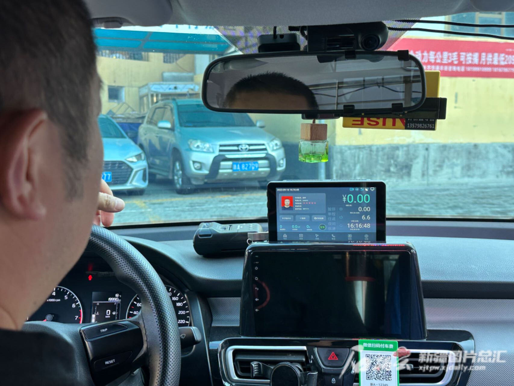 乌鲁木齐出租车计价器升级换新 电子屏显示一目了然