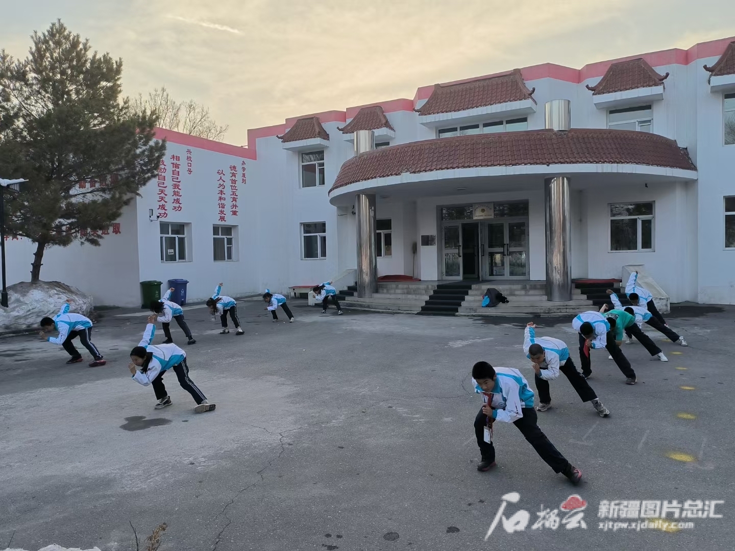 我在美丽新疆丨永不言败！小镇中学速滑队从自浇的冰道上滑向全国(图1)