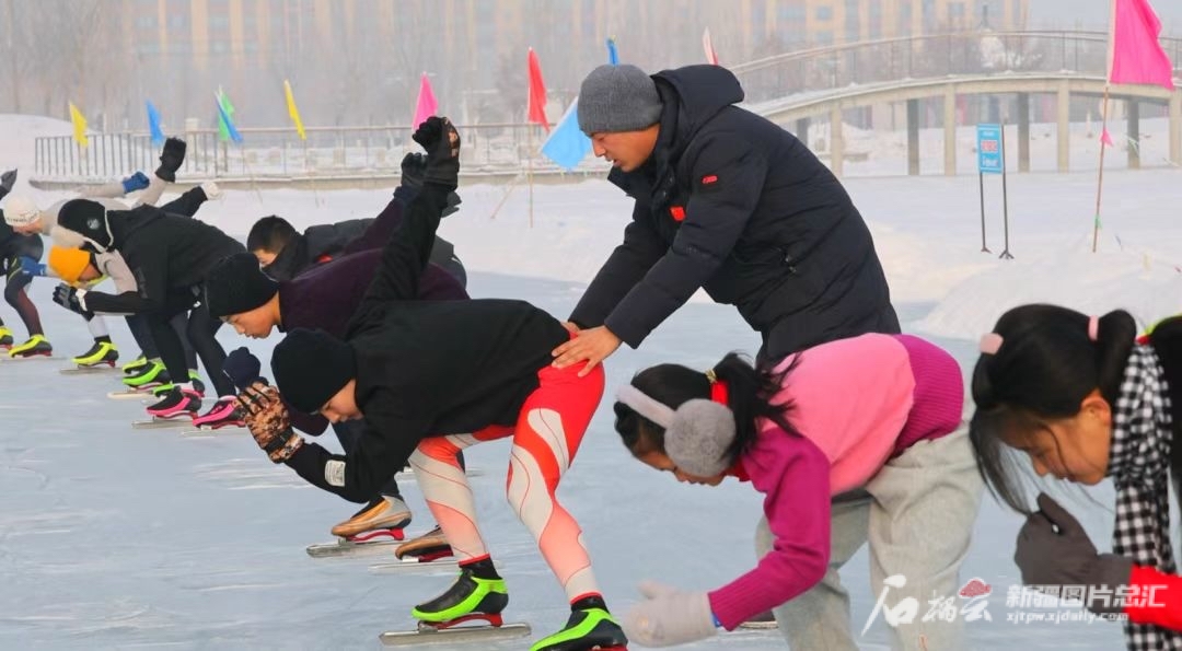 我在美丽新疆丨永不言败！小镇中学速滑队从自浇的冰道上滑向全国(图2)