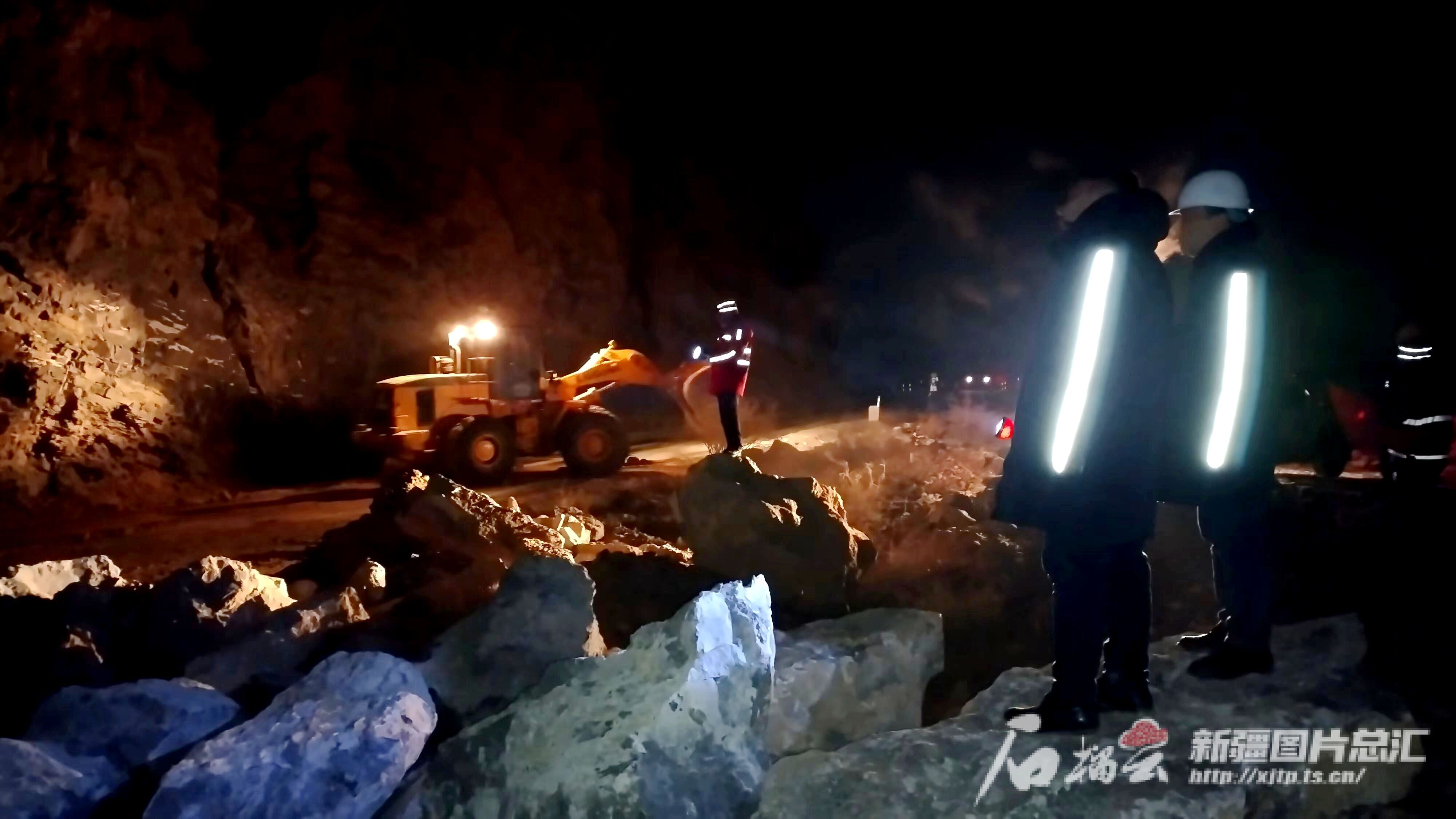 直击新疆煤矿透水事故救援：各类参与救援人员已有1498人 - 重庆日报网