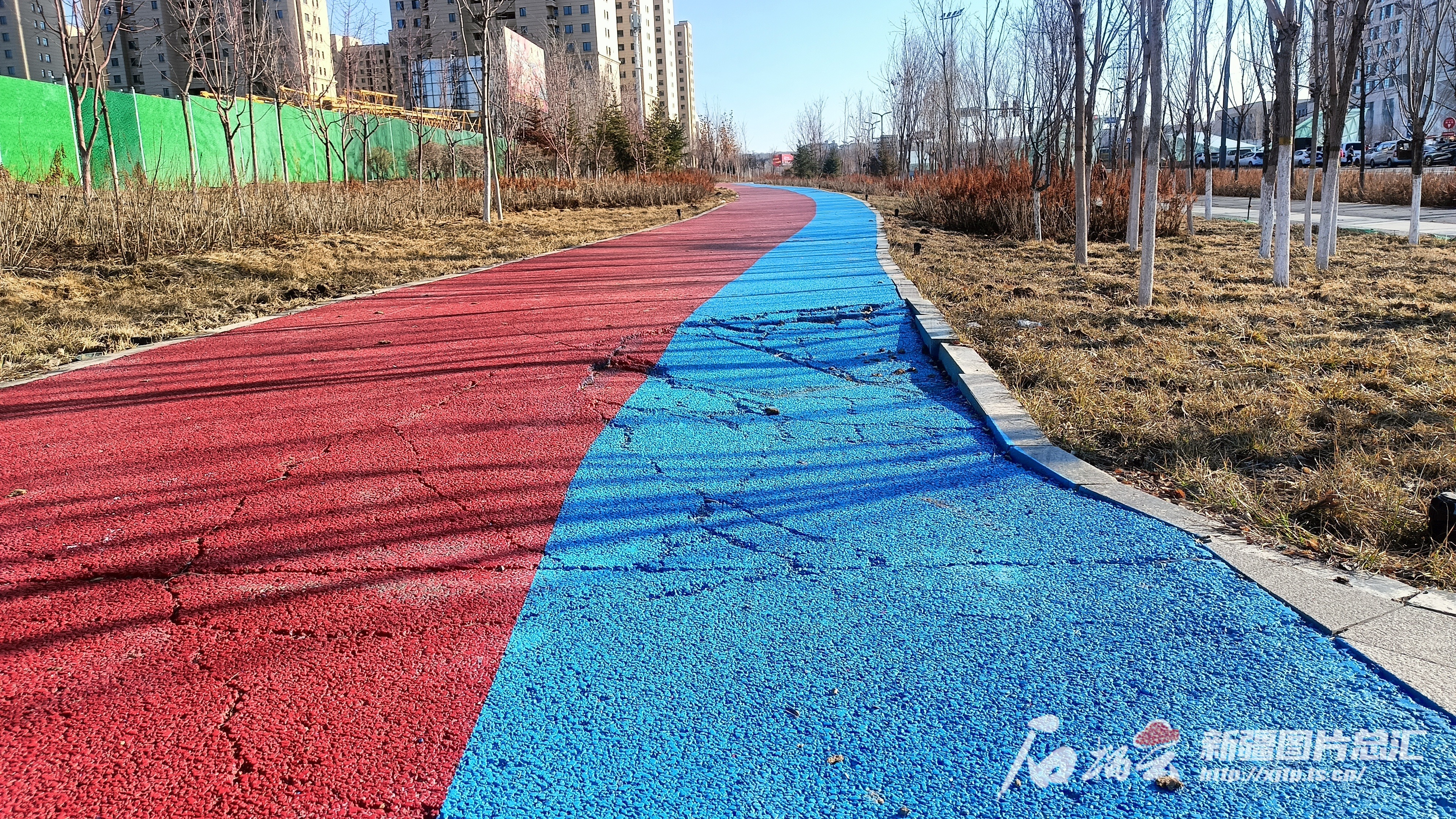 博鱼体育“开春了城市公共设施还好吗”系列报道⑥丨慢行步道成了“大花脸” 何时恢复(图2)