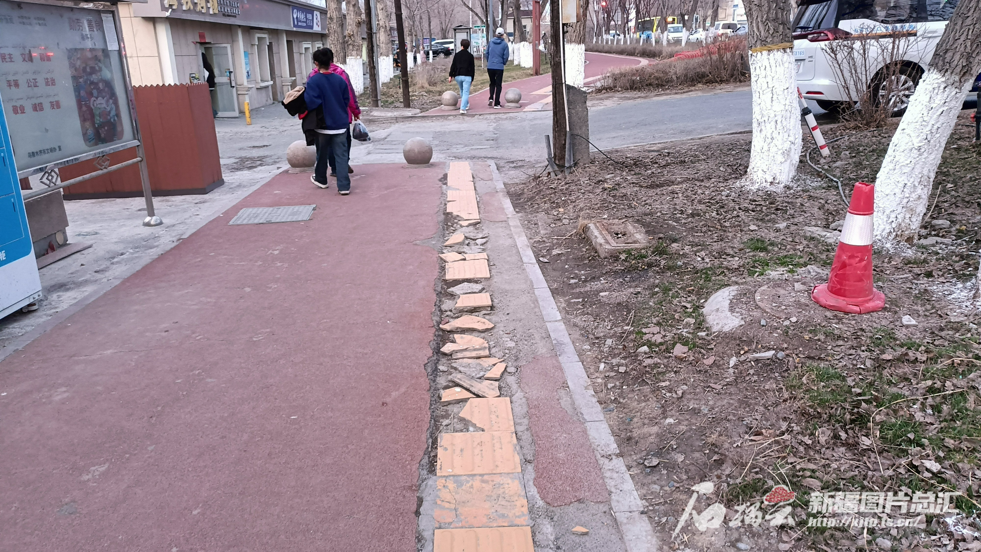 博鱼体育“开春了城市公共设施还好吗”系列报道⑥丨慢行步道成了“大花脸” 何时恢复(图5)