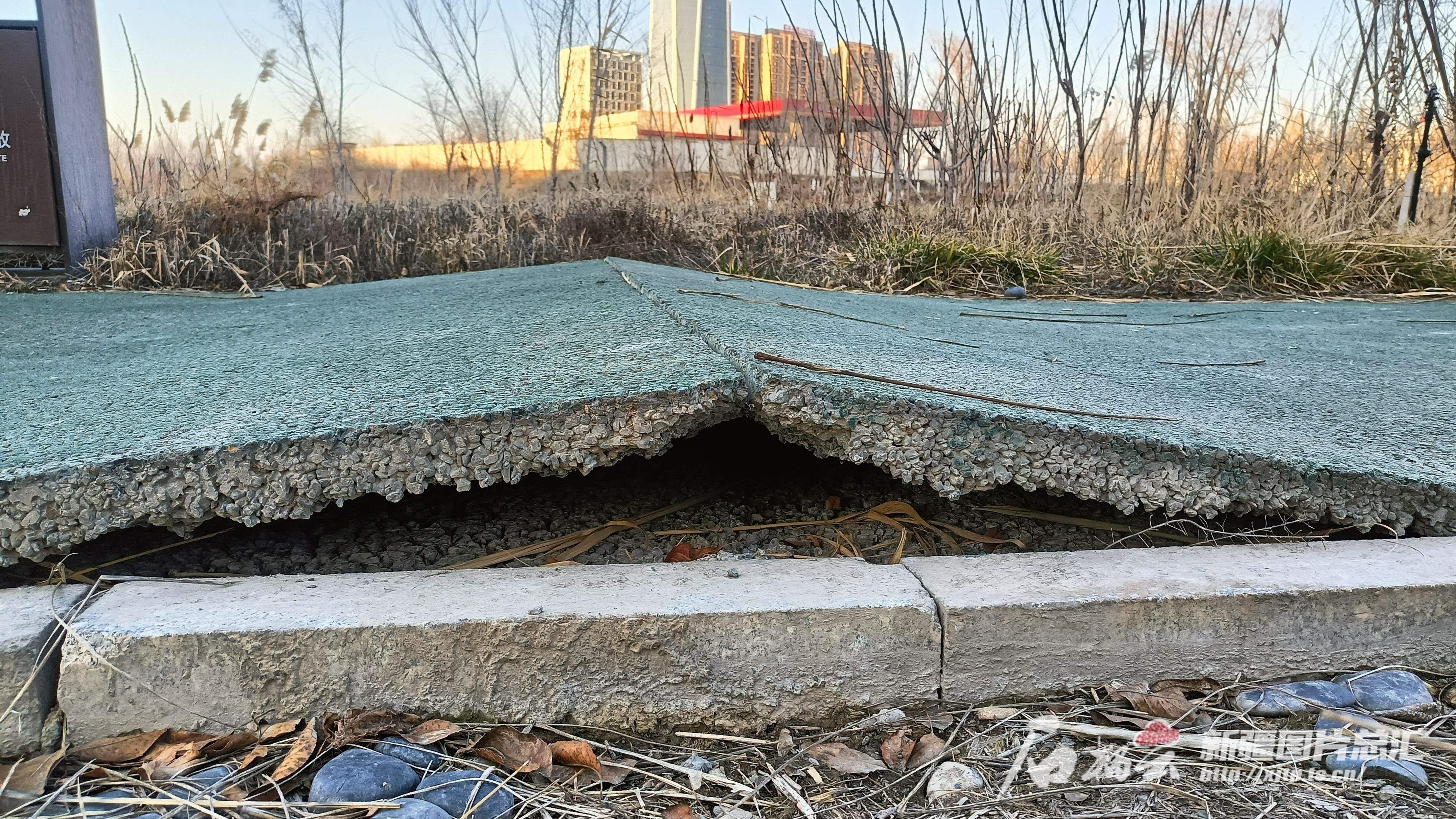 博鱼体育“开春了城市公共设施还好吗”系列报道⑥丨慢行步道成了“大花脸” 何时恢复(图6)