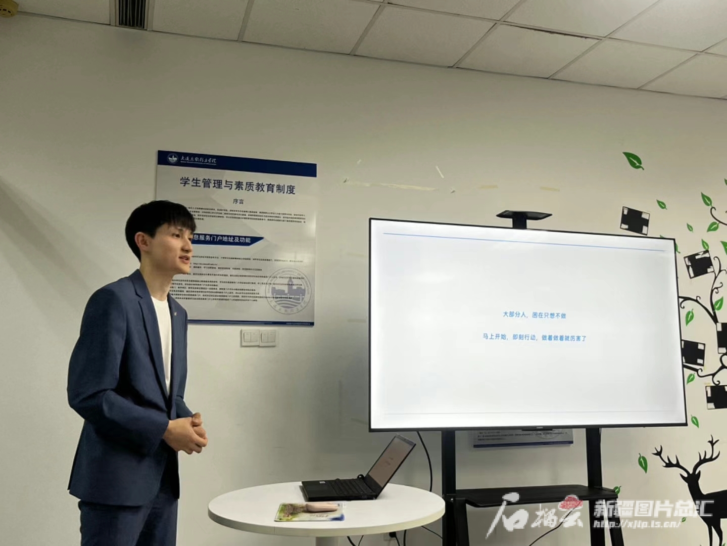 人民网点评！艾合散·吾买尔江：键盘上“码”...