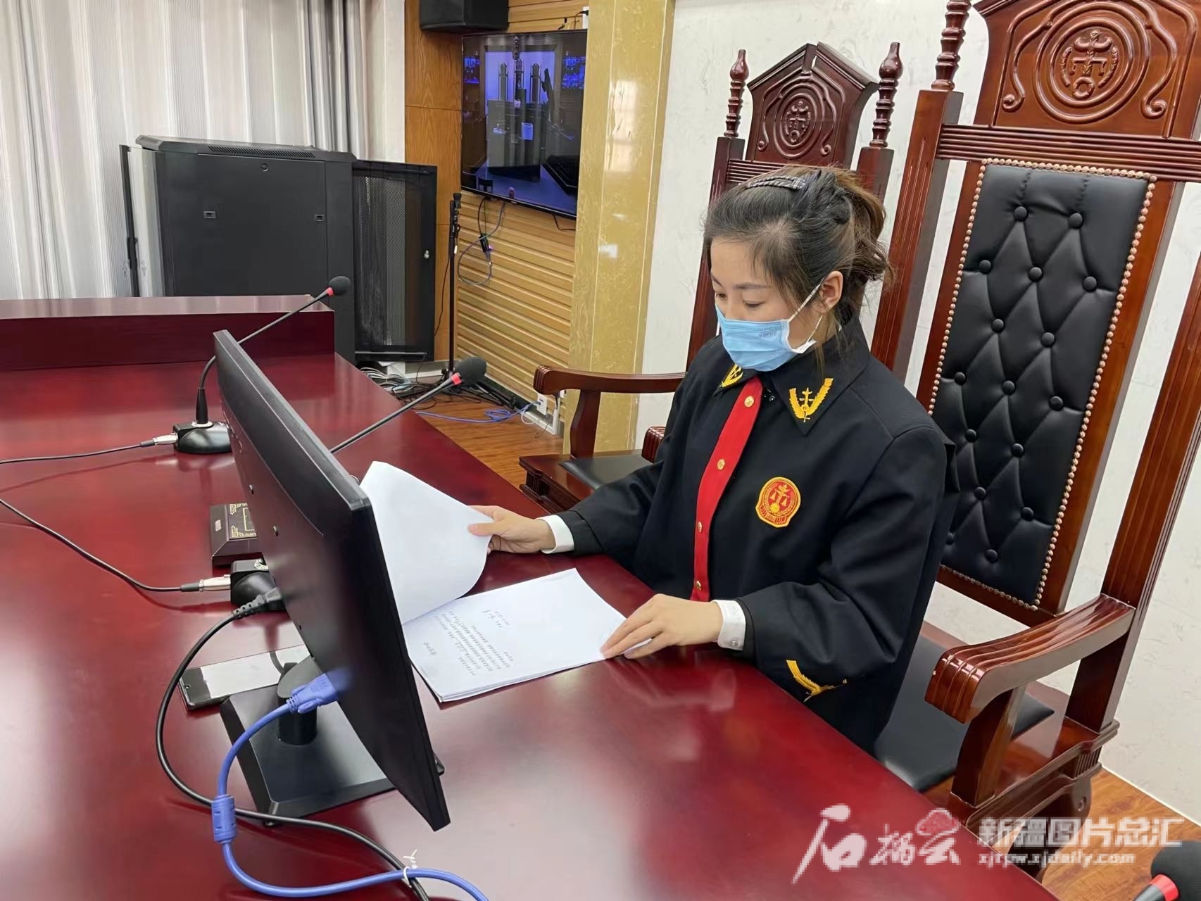 布尔津县人民法院立案庭庭长张文婷正在处理案件。（布尔津县人民法院提供）