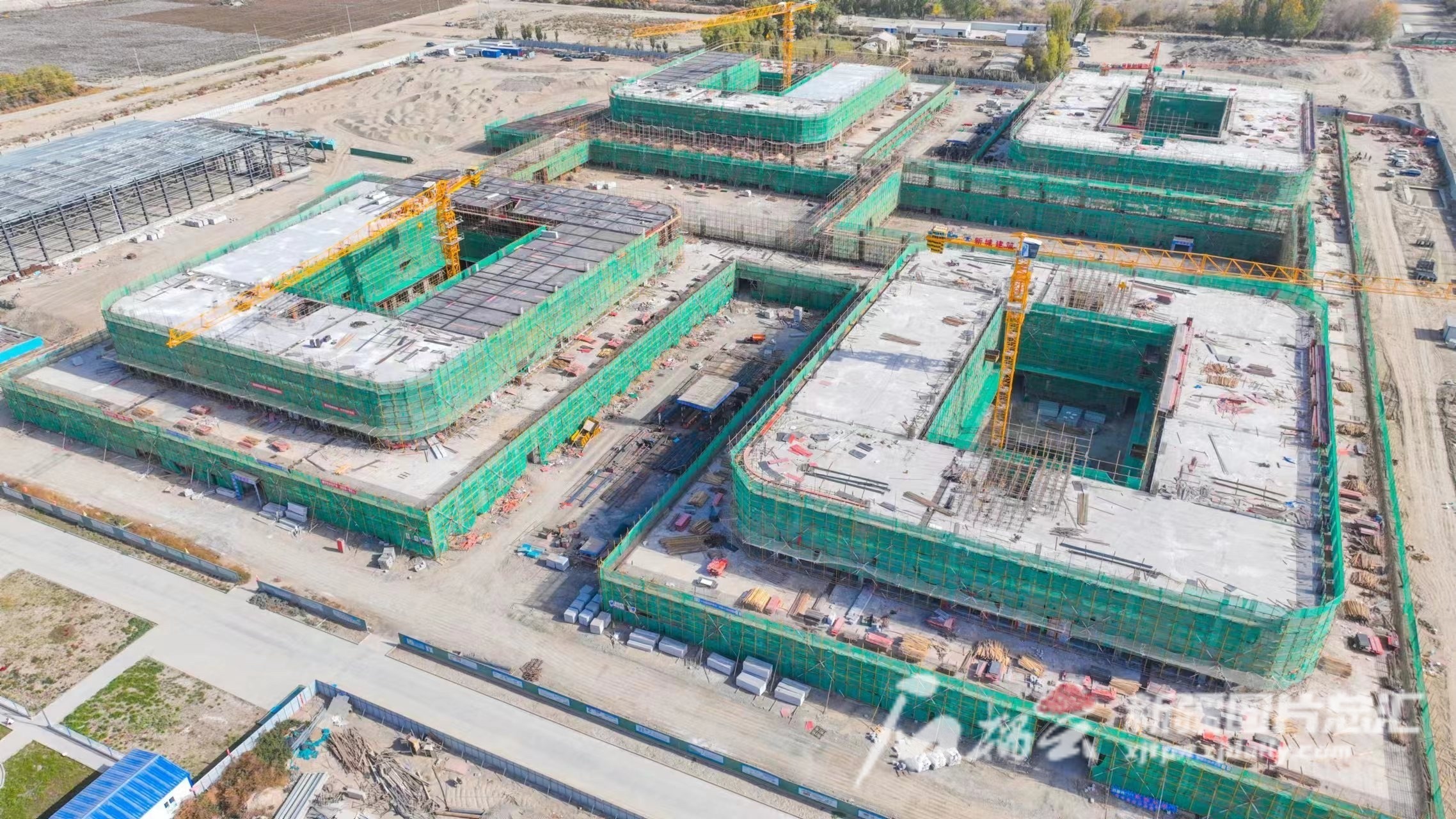 新疆生产建设兵团第一师阿拉尔市南疆农副产品集散中心建设项目工地。通讯员 阿迪力·艾尼摄