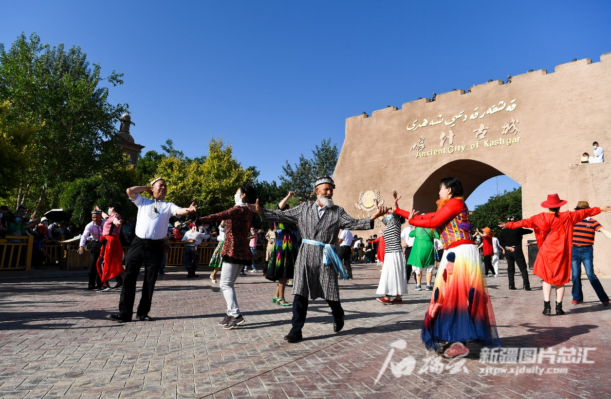2022年5月28日，各族群众与游客在喀什古城开城仪式上载歌载舞。 石榴云/新疆日报记者  汤永摄