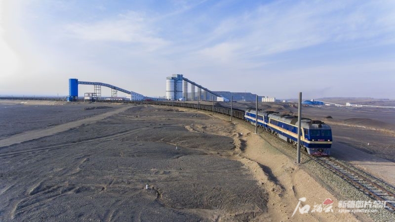 图说：位于哈密市伊吾县淖毛湖镇的疆纳兴盛露天煤矿各项生产有序推进。通讯员郭子毅摄