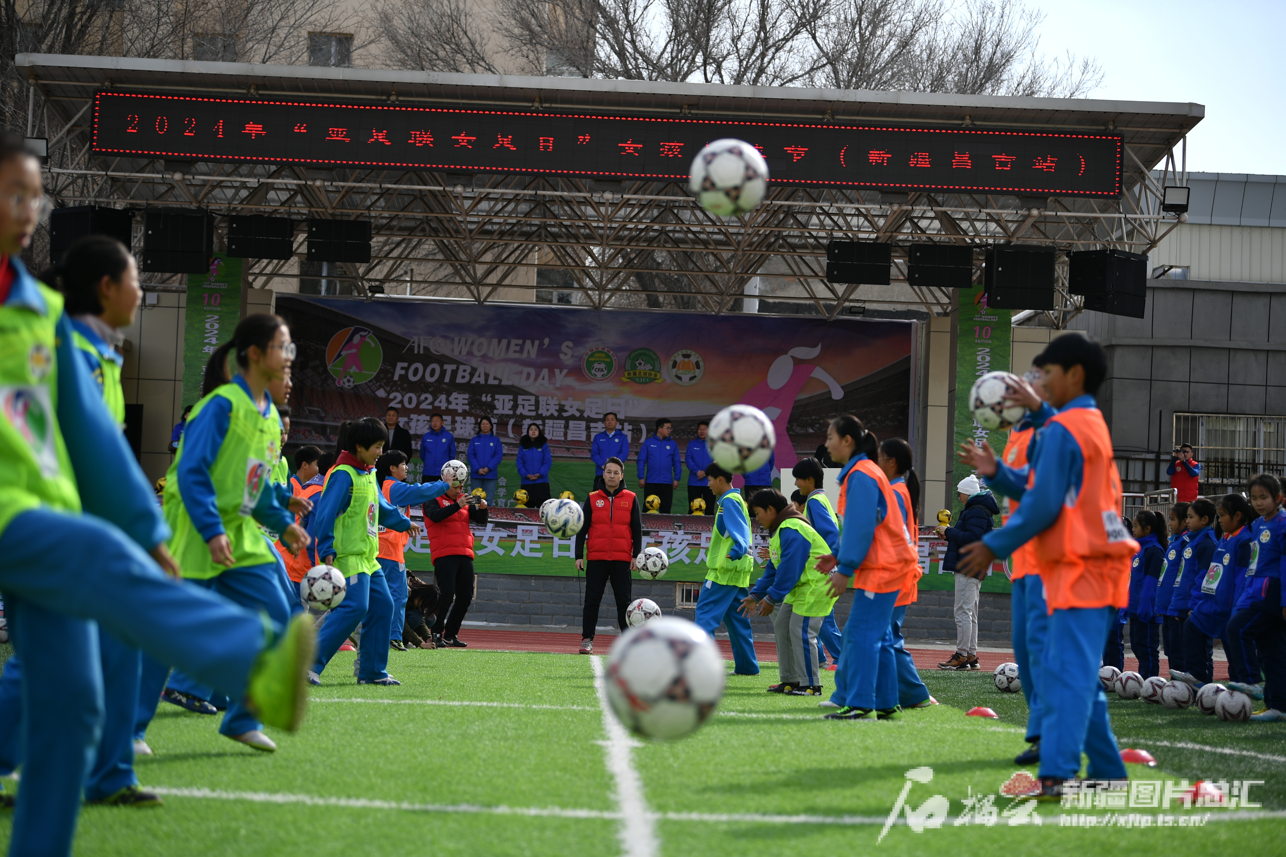“女孩足球节”活动开展，踢球的新疆女生太帅了！