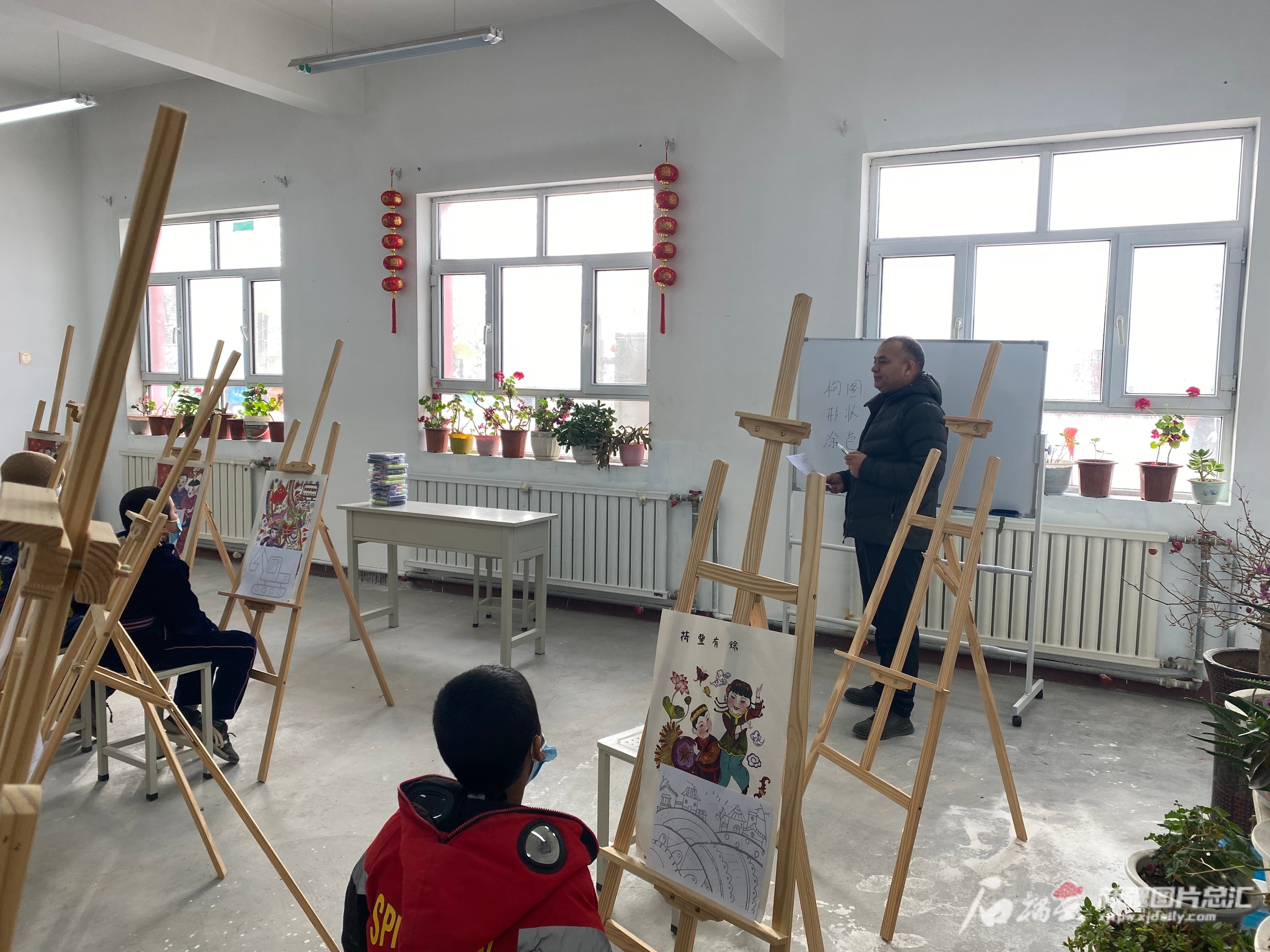 新疆文化艺术学校的老师给孩子们教授色彩运用。田涛摄