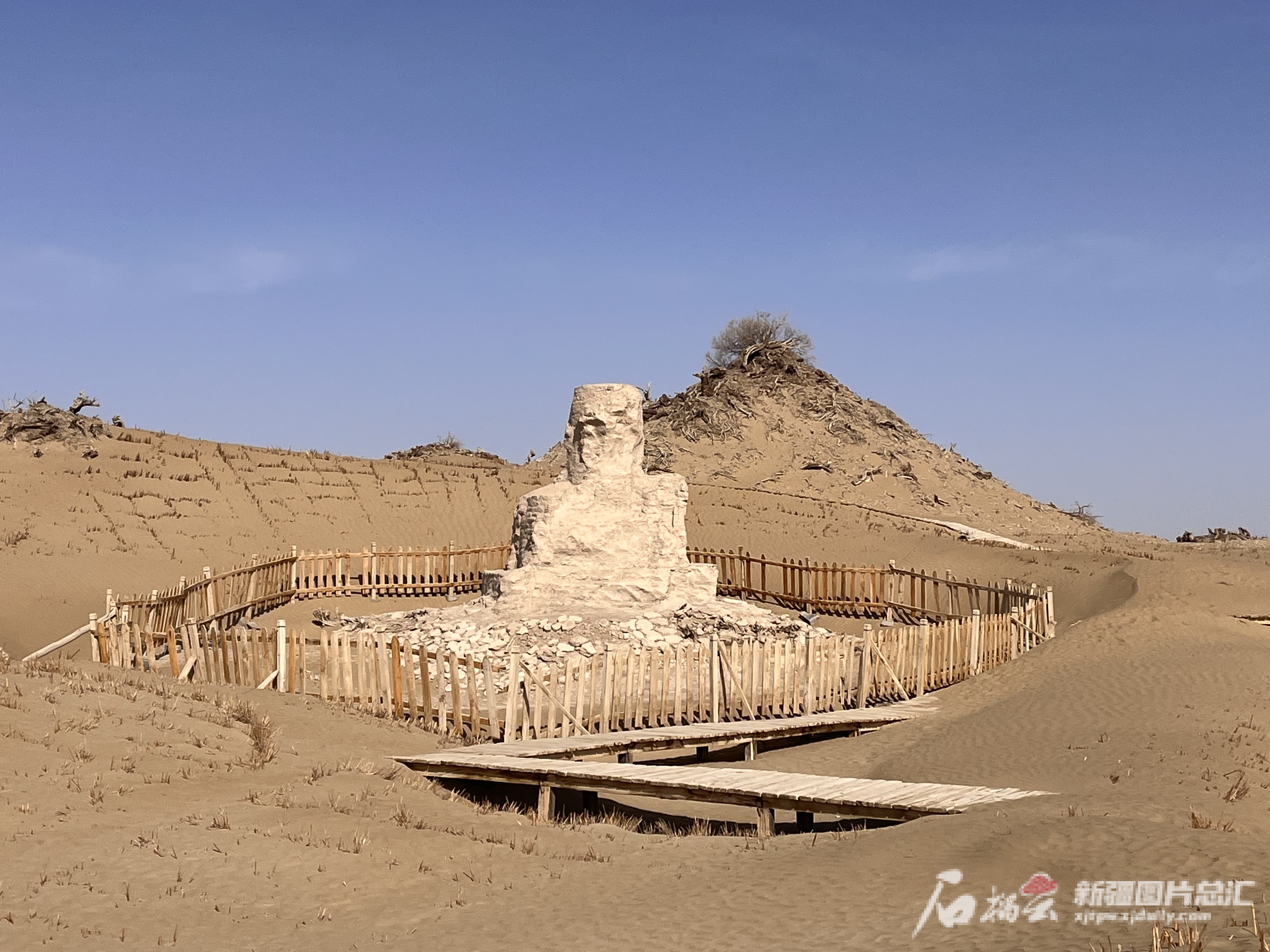 尼雅遗址中心地带，是一座乳白色的佛塔。石榴云/新疆日报记者王晶晶摄