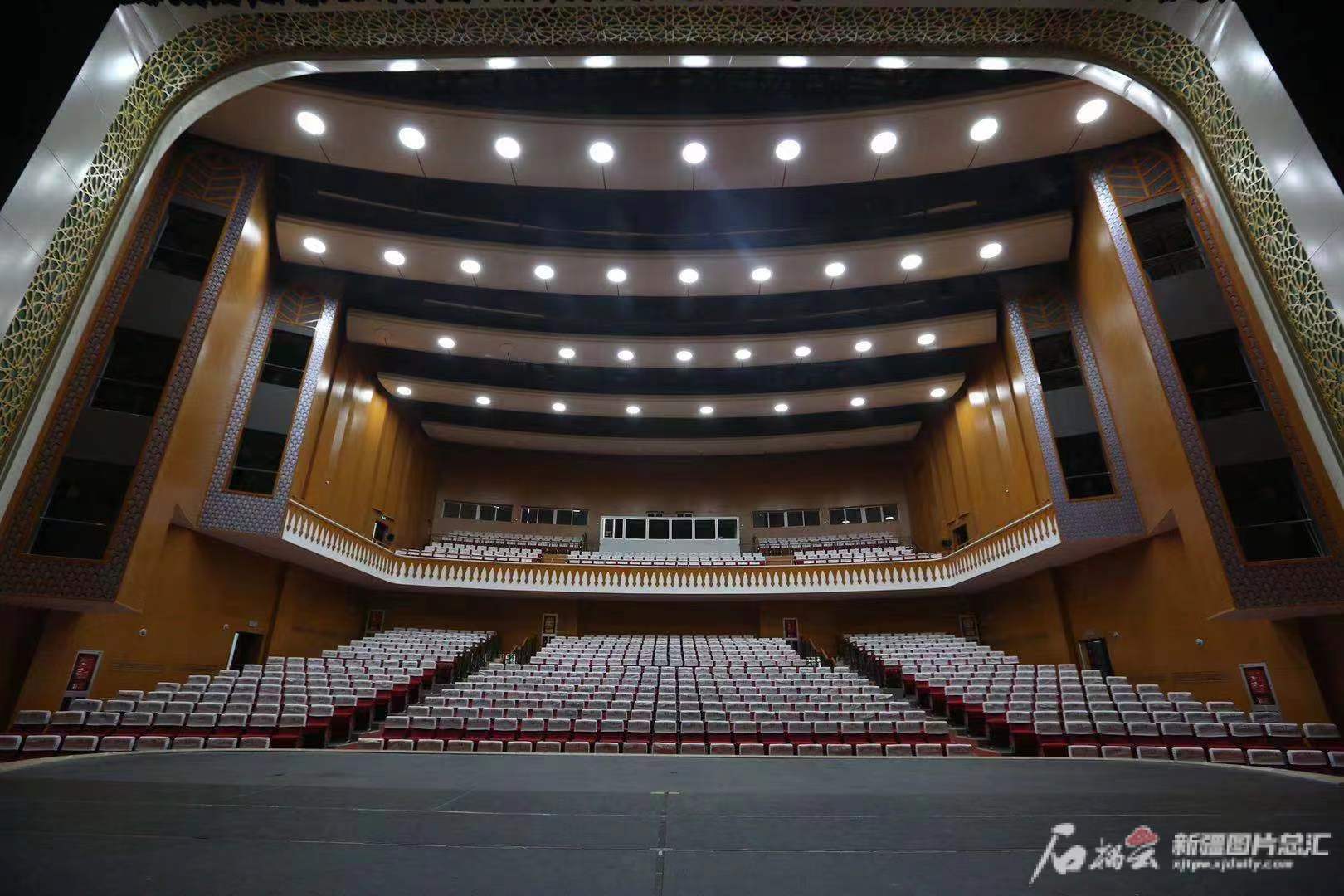 半岛棋牌·(中国)官方网站舞蹈节剧场连连看丨这个剧场艺术范儿十足(图1)