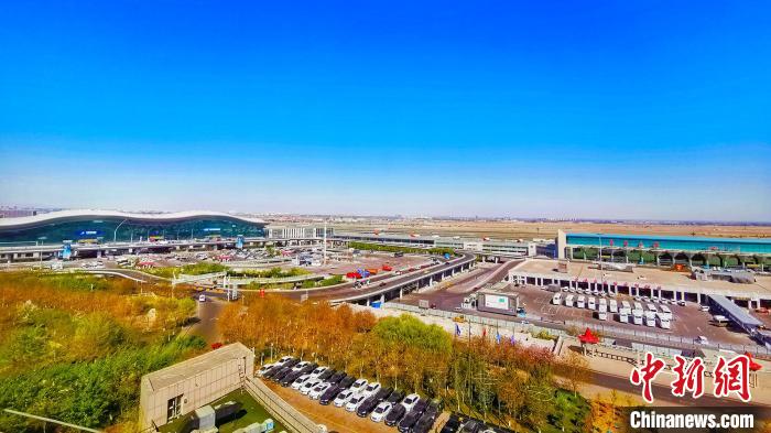 空中俯瞰乌鲁木齐地窝堡国际机场T3、T2航站楼。　新疆机场(集团)有限责任公司提供