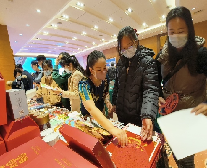 “寻梦昆仑—我在和田过大年”文化旅游宣传推介会展区现场。