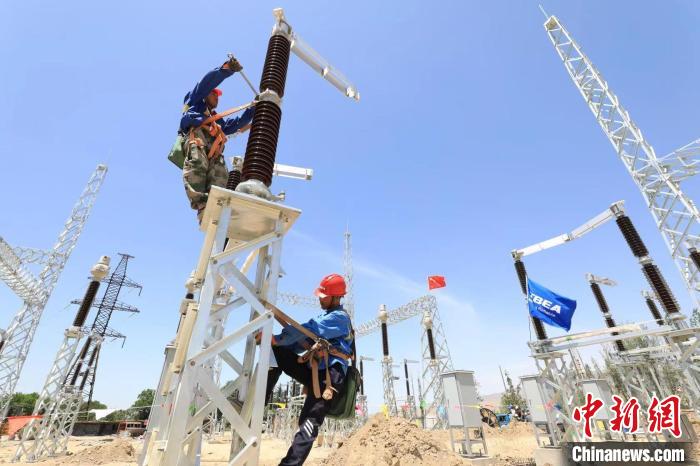 特变电工在塔吉克承担的500kV“南-北”输变电工程，连通了该国南北两大电网。　特变电工供图