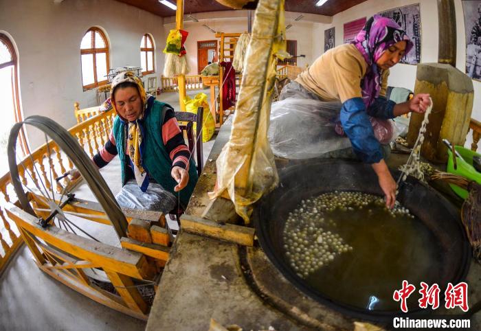 吉亚乡至今仍保留着古代植物扎染技术和木制自造织绸机器，不少村民世代以织造艾德莱斯为生。　刘新 摄